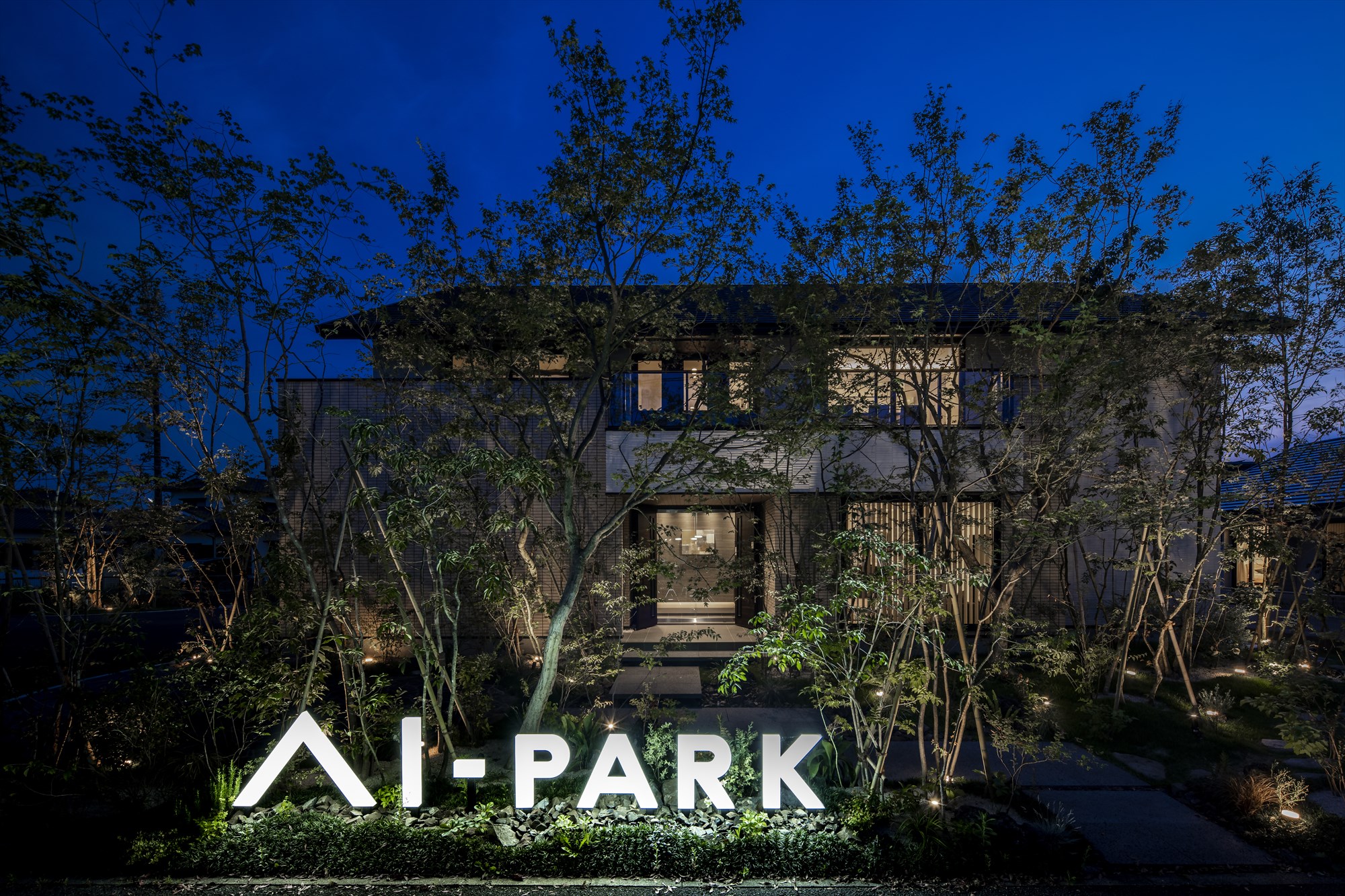 <p>暗くなるとライティングでより高級感のある雰囲気に。</p>