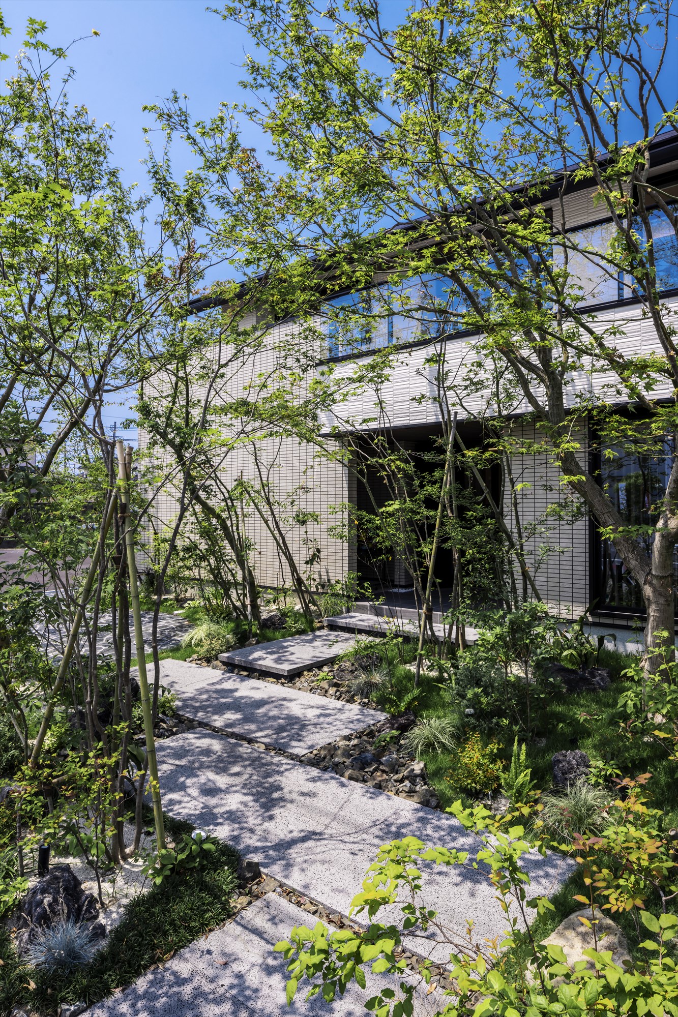 <p>アプローチは溶岩石（ボルケーノ）を採用しています。<br />
駐車場側からも、正面からも入りやすいように設計。</p>