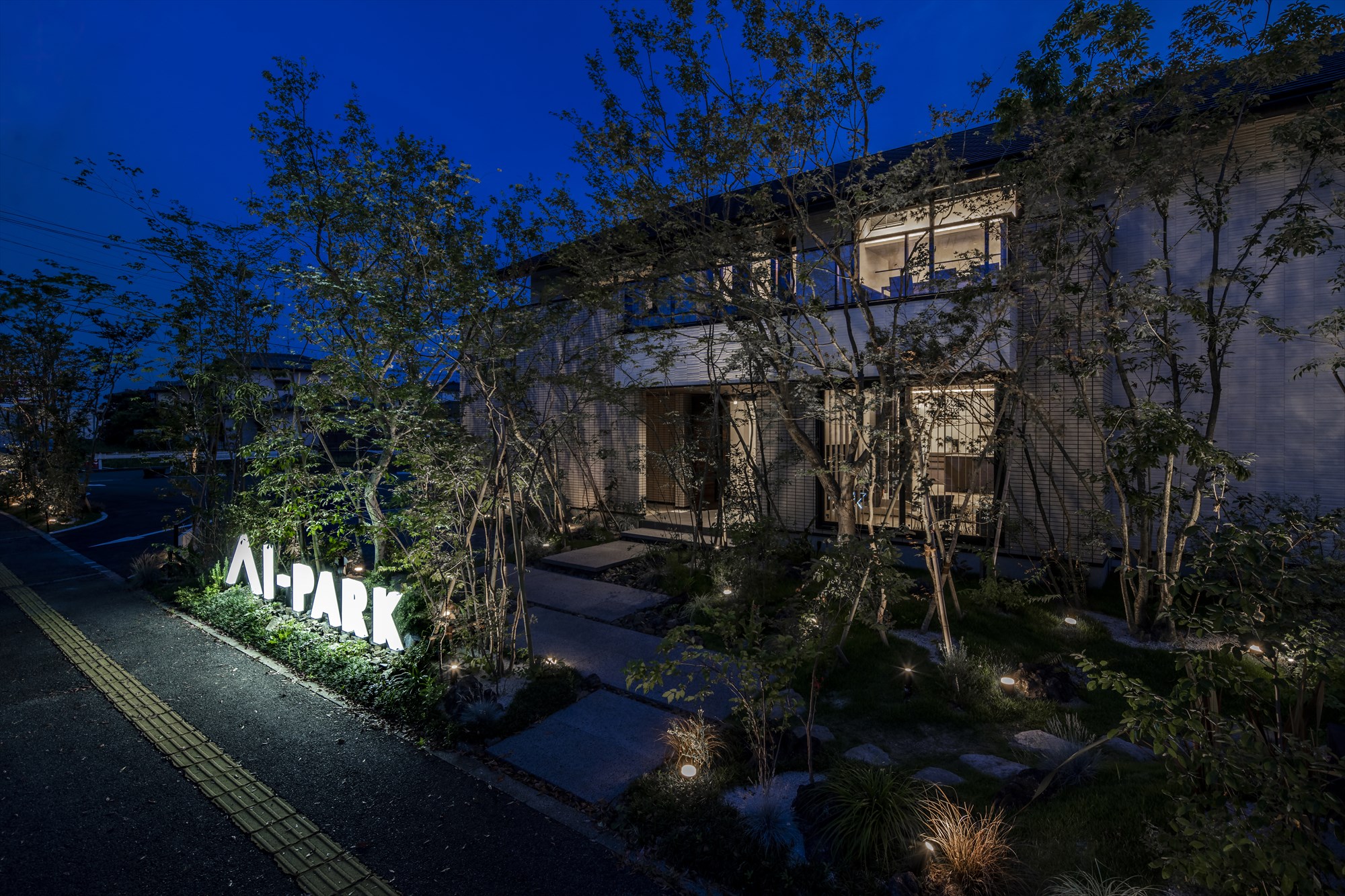 <p>右側にあるアイ工務店様の看板。<br />
こちらは弊社のオリジナルデザイン看板です。<br />
柔らかく光が漏れて、暖かな印象になります。</p>