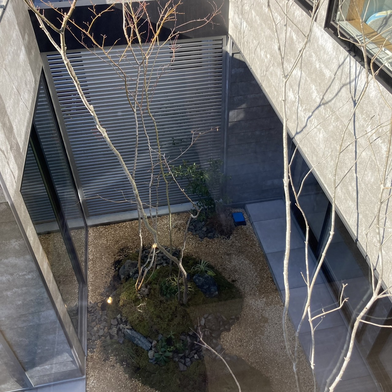 <div>コロナ禍で自宅時間が増えたことに対応した<br />
注文住宅展示場で、</div>
<div>各棟テーマが存在しています。</div>
<div></div>
<div>
<div>もっとも、特徴的な家として話題となっているのは</div>
<div>こちらに掲載している写真3枚の</div>
<div>母屋から中庭を挟んだ<br />
1.8畳の離れの小部屋を設けた家</div>
</div>