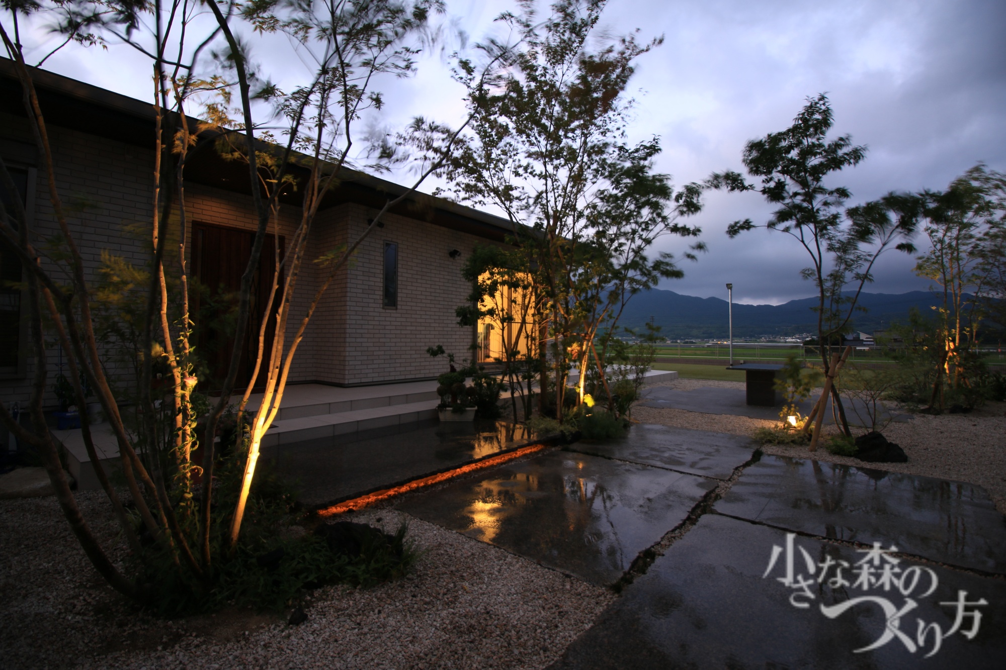 <p>ライティングでより高級感のある玄関前、門構えに。</p>