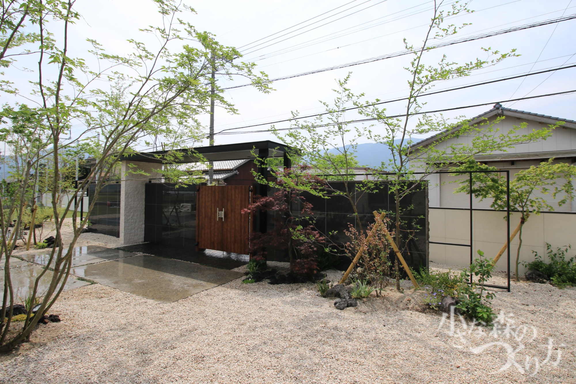 <p>玄関から門までのアプローチには色の濃い別の敷石を。</p>
<p> </p>