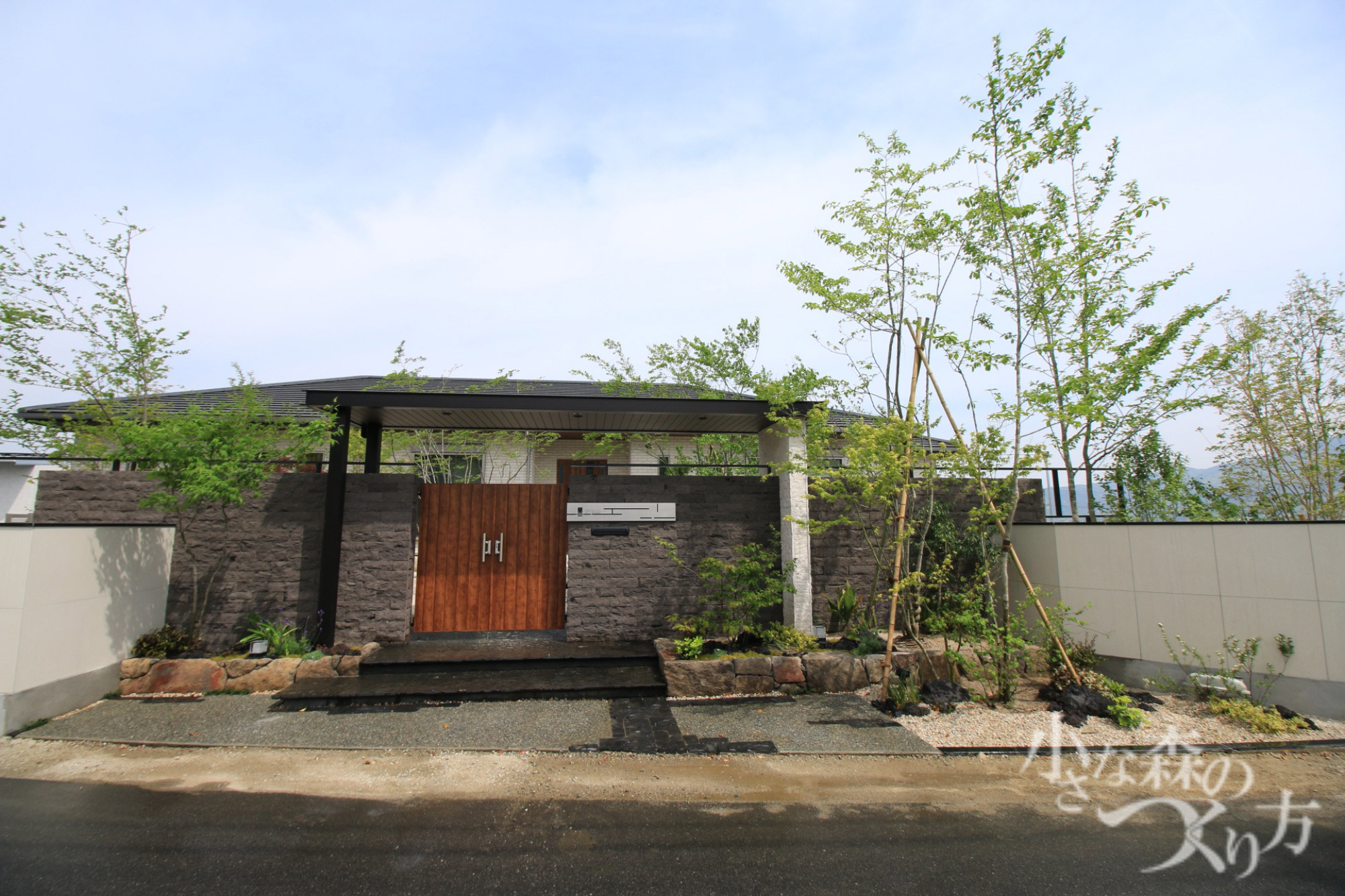 <p>重厚な石の門柱に、ゲートを組み合わせた和モダンのクローズ外構。</p>
<p>両サイドには植栽を配置し照明も入れました。</p>