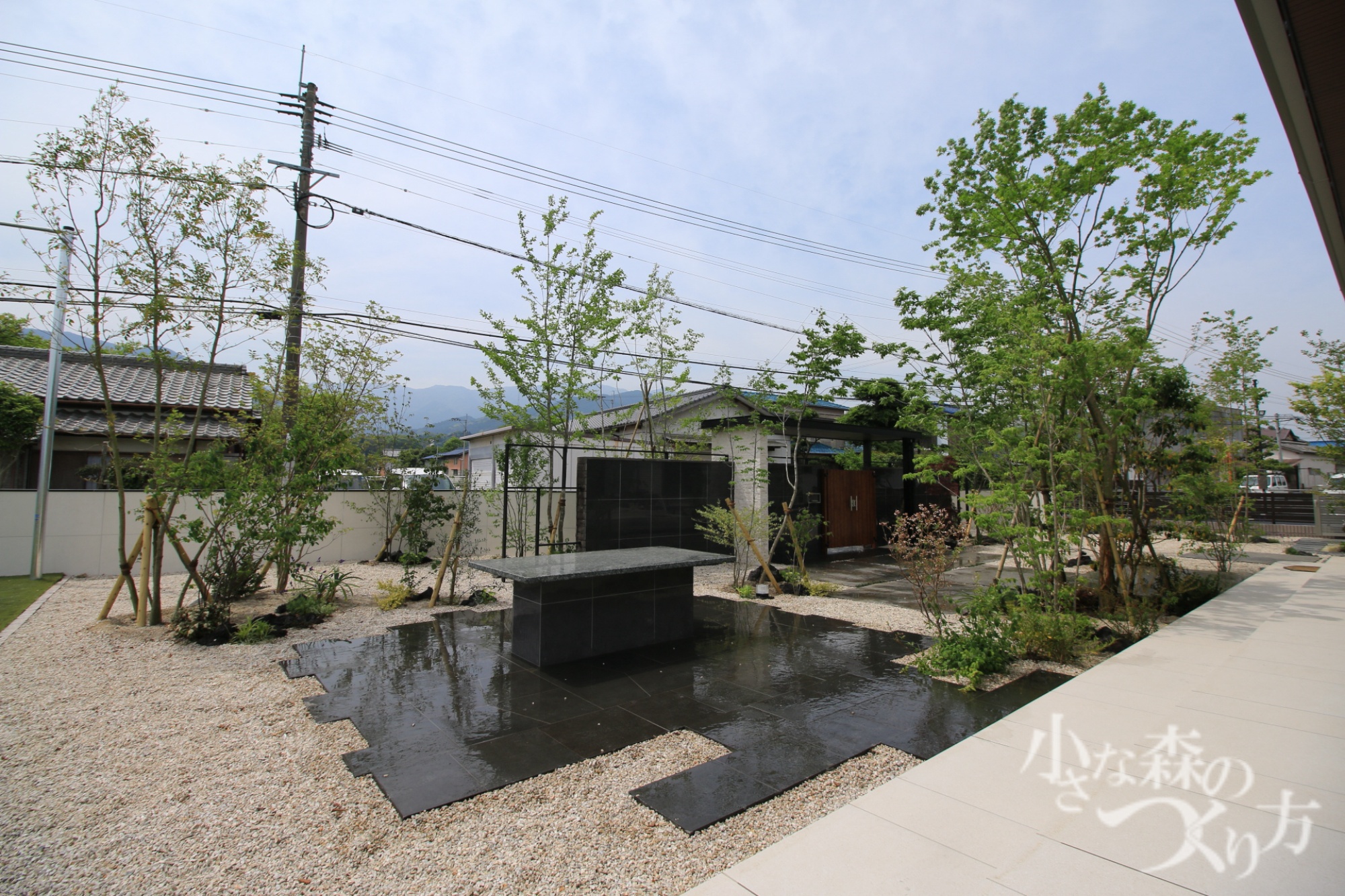 <p>石のテーブル周りに同系の敷石で統一感を出しました。</p>