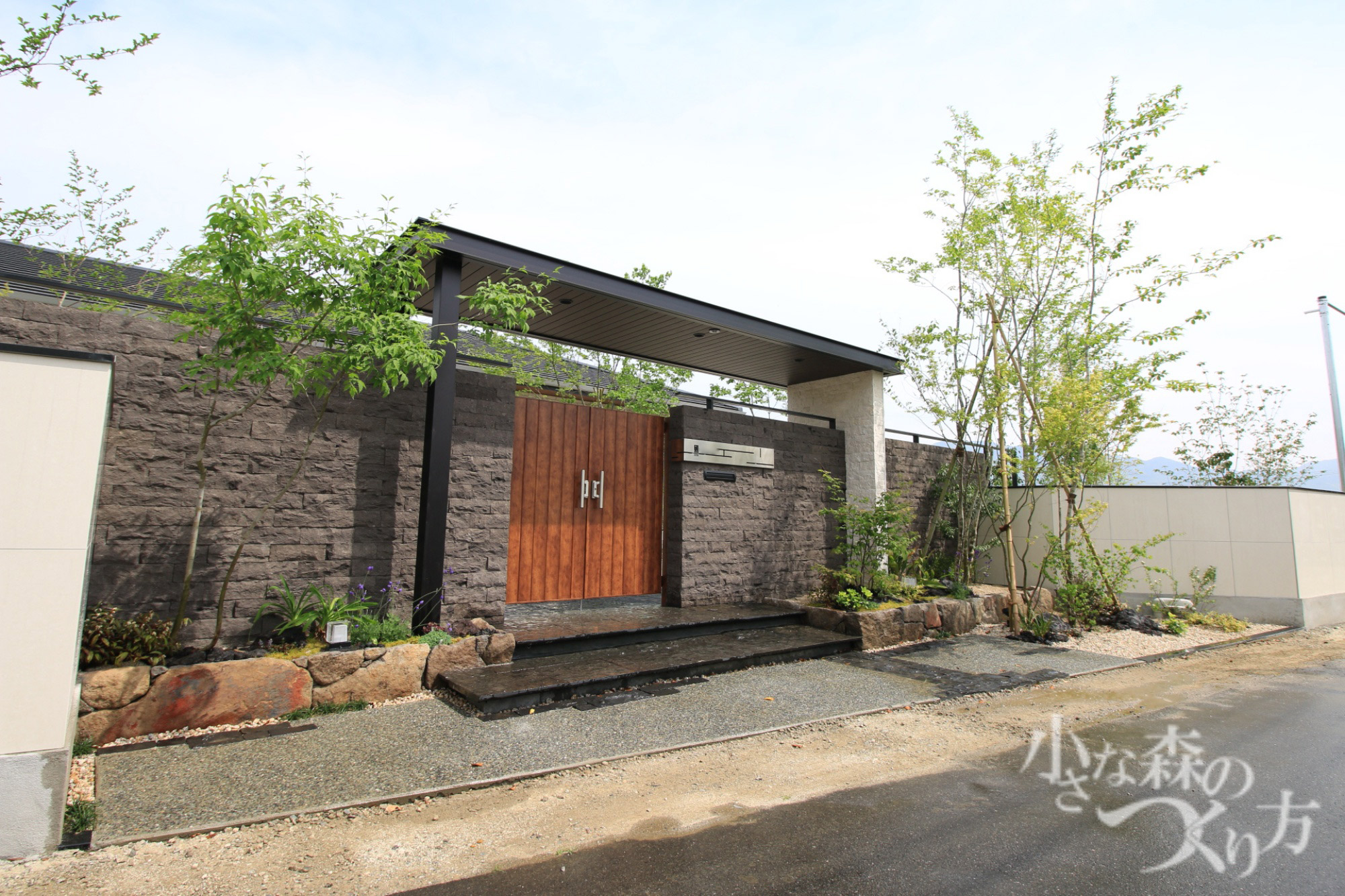 <p>重厚な石の門柱に、ゲートを組み合わせた和モダンのクローズ外構。</p>
<p>両サイドには植栽を配置し照明も入れました。</p>