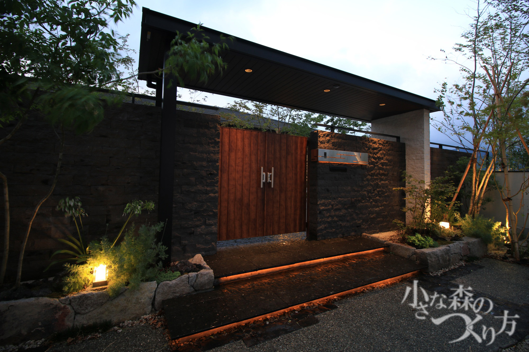 <p>ライティングでより高級感のある玄関前、門構えに。</p>