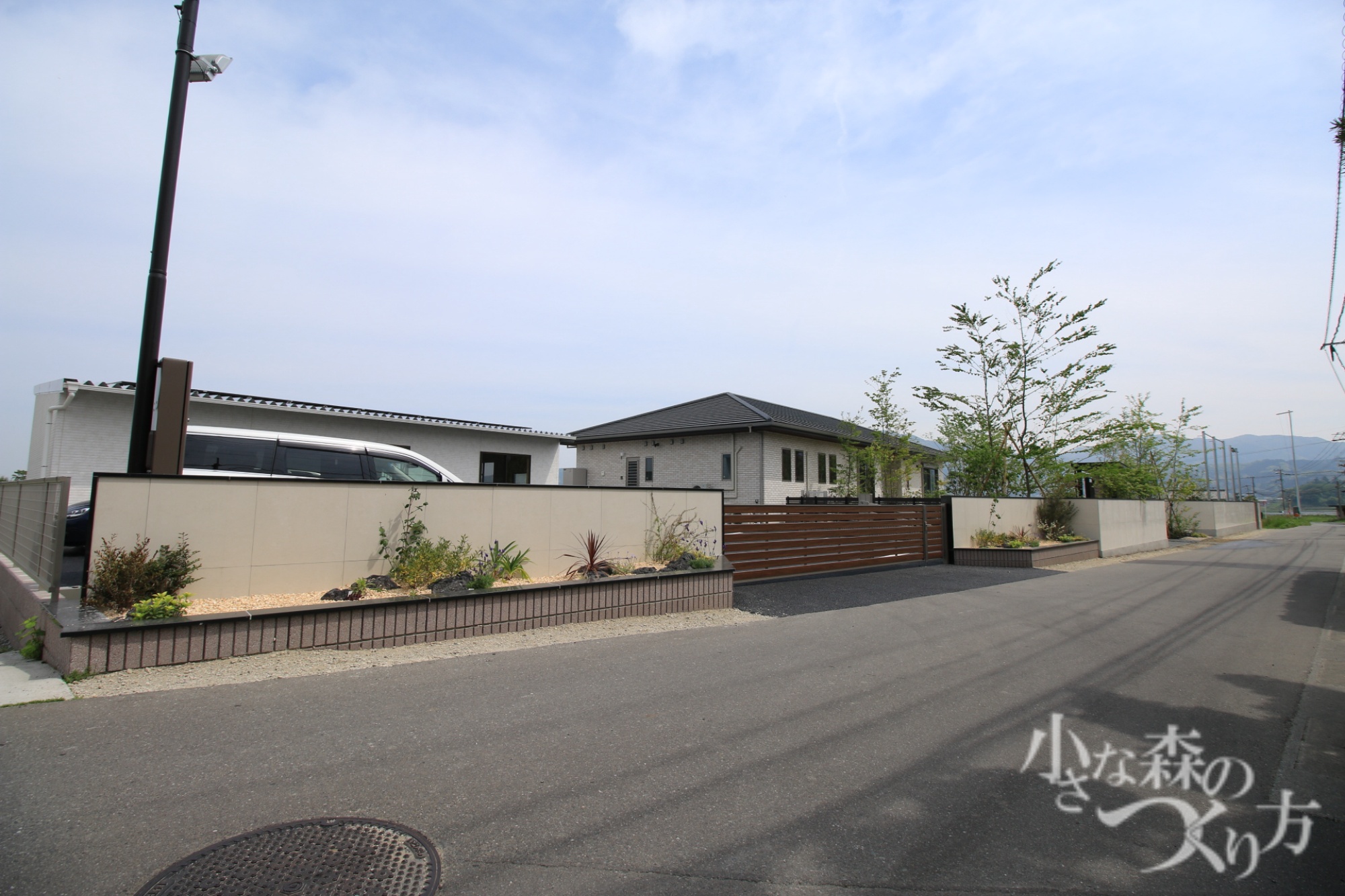 <p>駐車場のゲートは木彫で、周りと馴染みつつポイントにもなっています。</p>