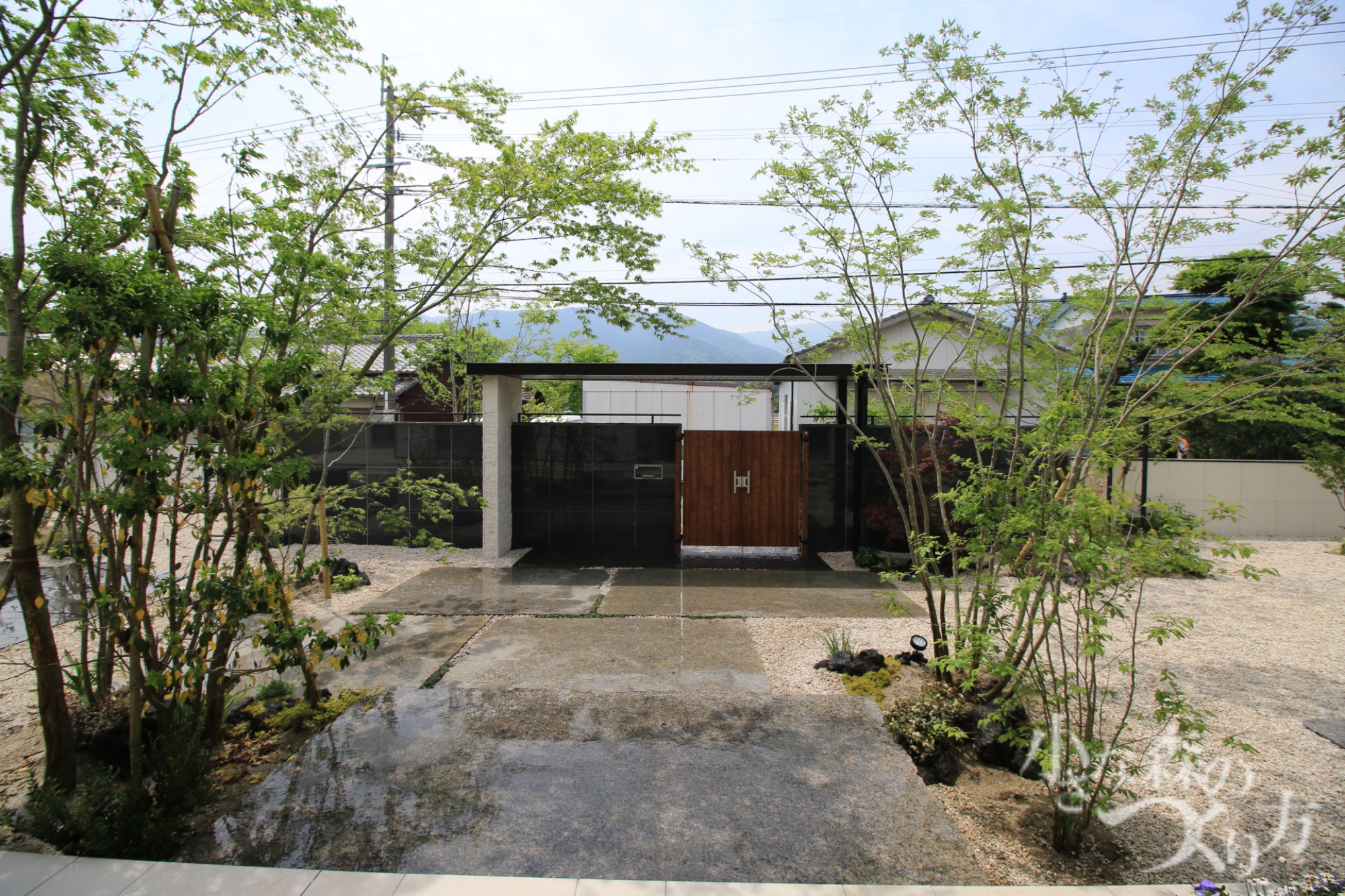 <p>玄関から門までのアプローチには色の濃い別の敷石を。</p>
<p> </p>