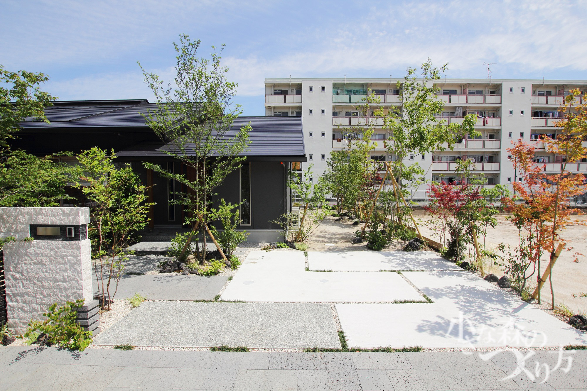 <p>広々とした駐車スペース兼アプローチ。</p>
<p>和の中に、目地でモダンな雰囲気を演出。</p>