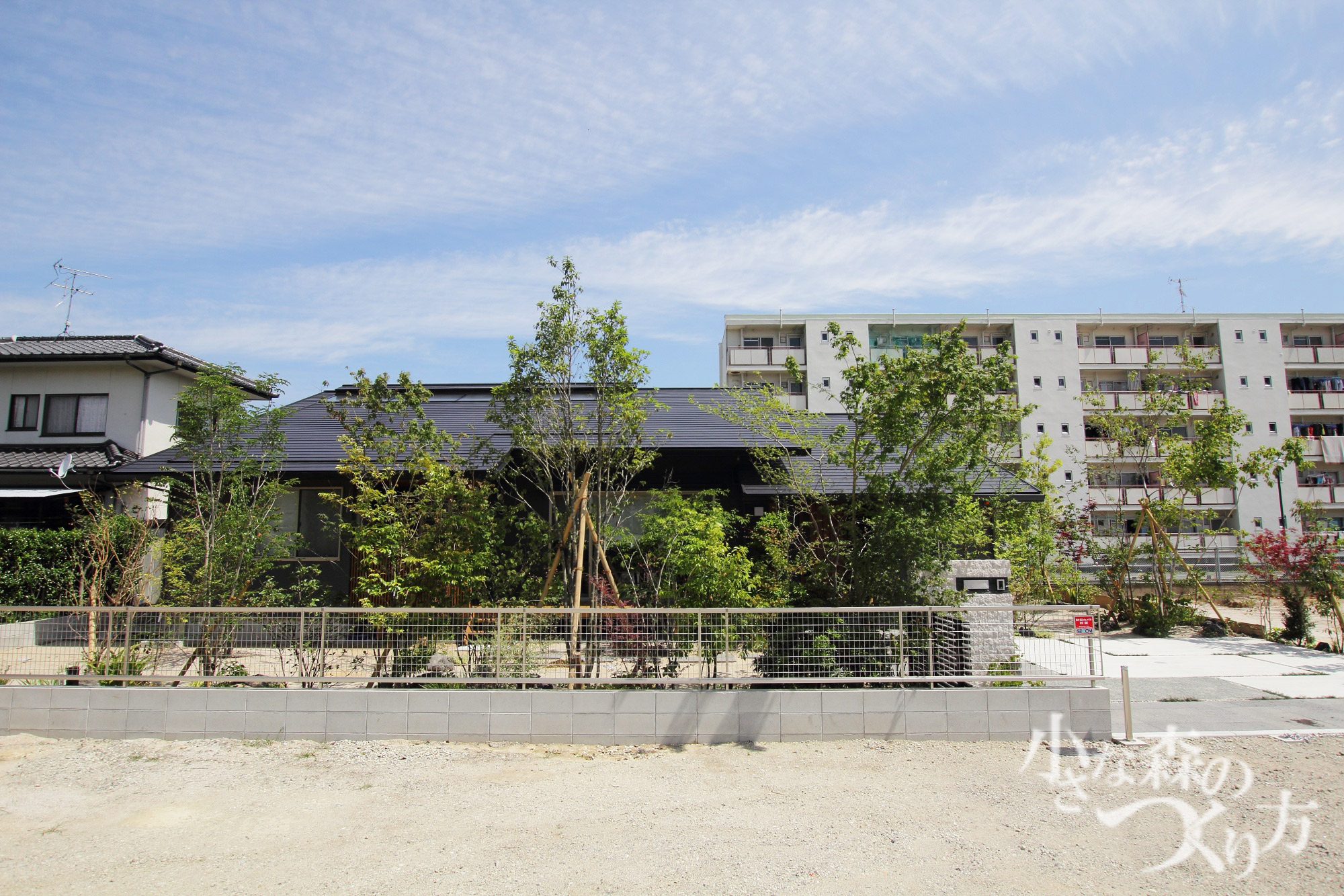 <p>たくさんの木々を使用した広い和のお庭。</p>
<p>爽やかで落ち着きのあるジャパニーズモダンな外構に仕上がりました。</p>