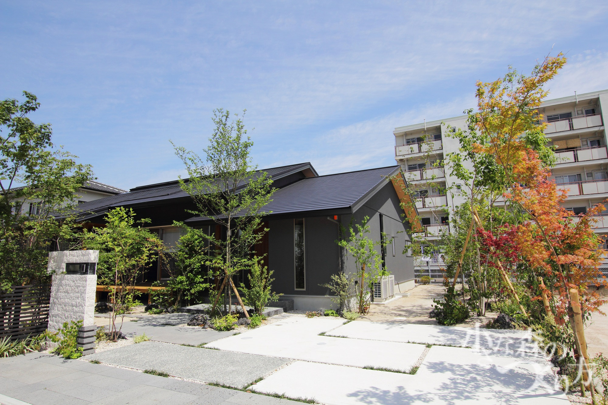 <p>たくさんの木々を使用した広い和のお庭。</p>
<p>爽やかで落ち着きのあるジャパニーズモダンな外構に仕上がりました。</p>