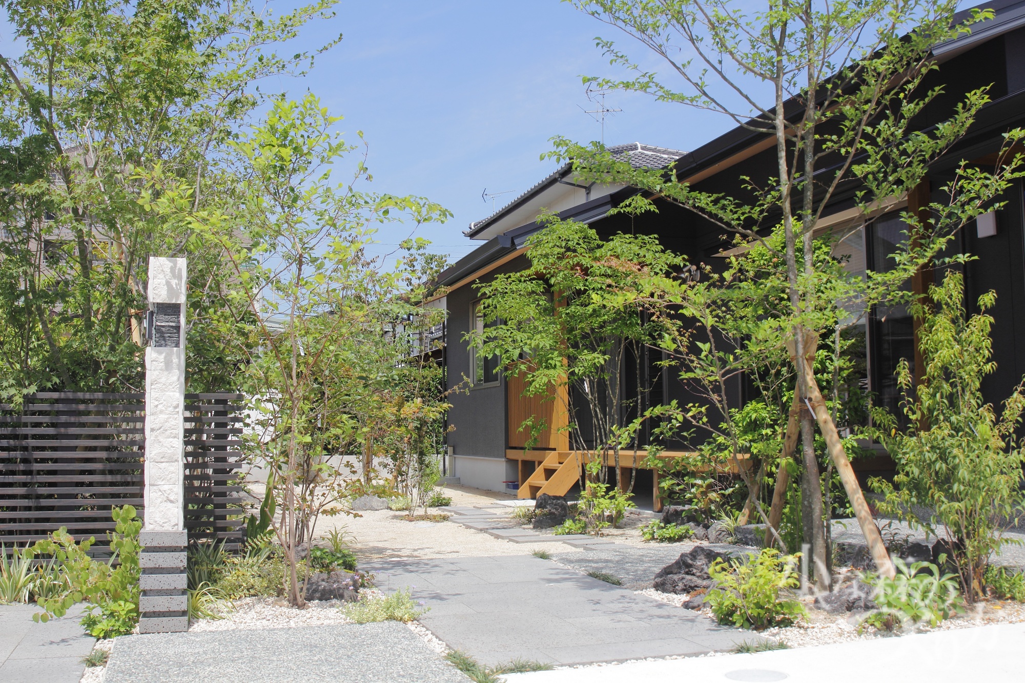 <p>前庭にもたくさんの植栽を配植しました。</p>
<p>緑に囲まれた素敵な空間になりました。</p>