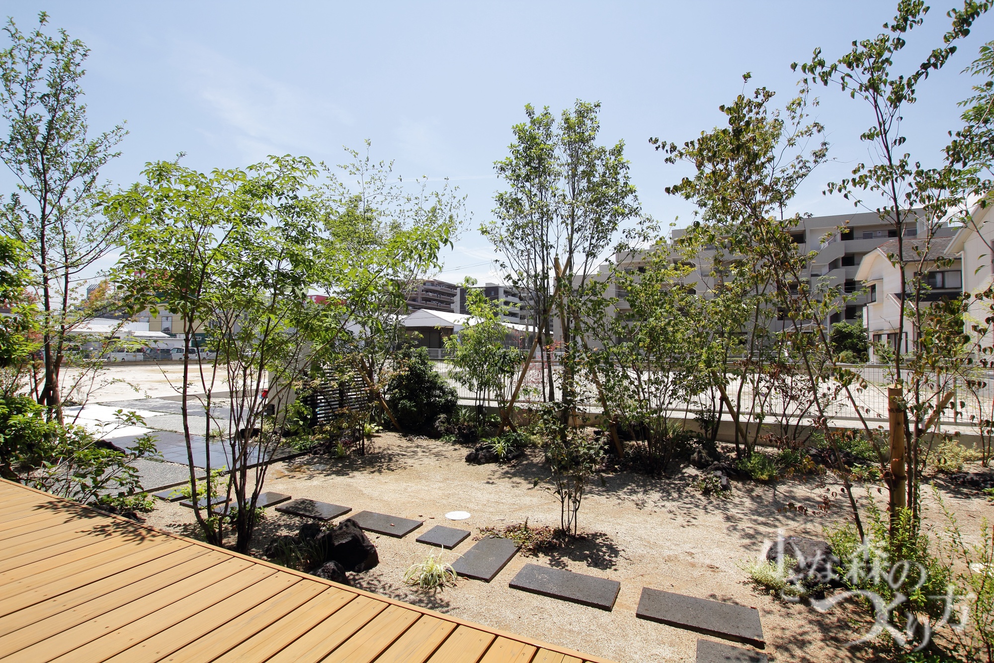 <p>溶岩石で飛石を表現しました。</p>