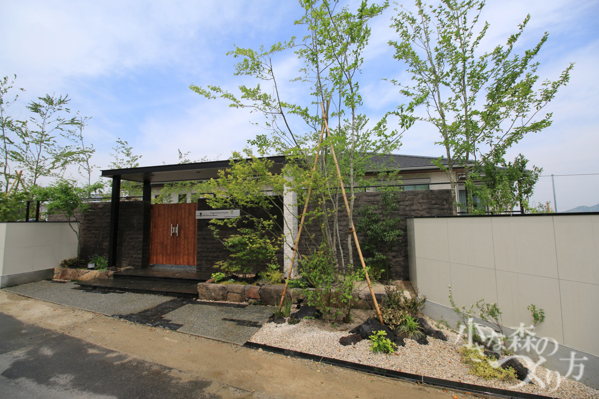 <p>重厚な石の門柱に、ゲートを組み合わせた和モダンのクローズ外構。</p>
<p>両サイドには植栽を配置し照明も入れました。</p>