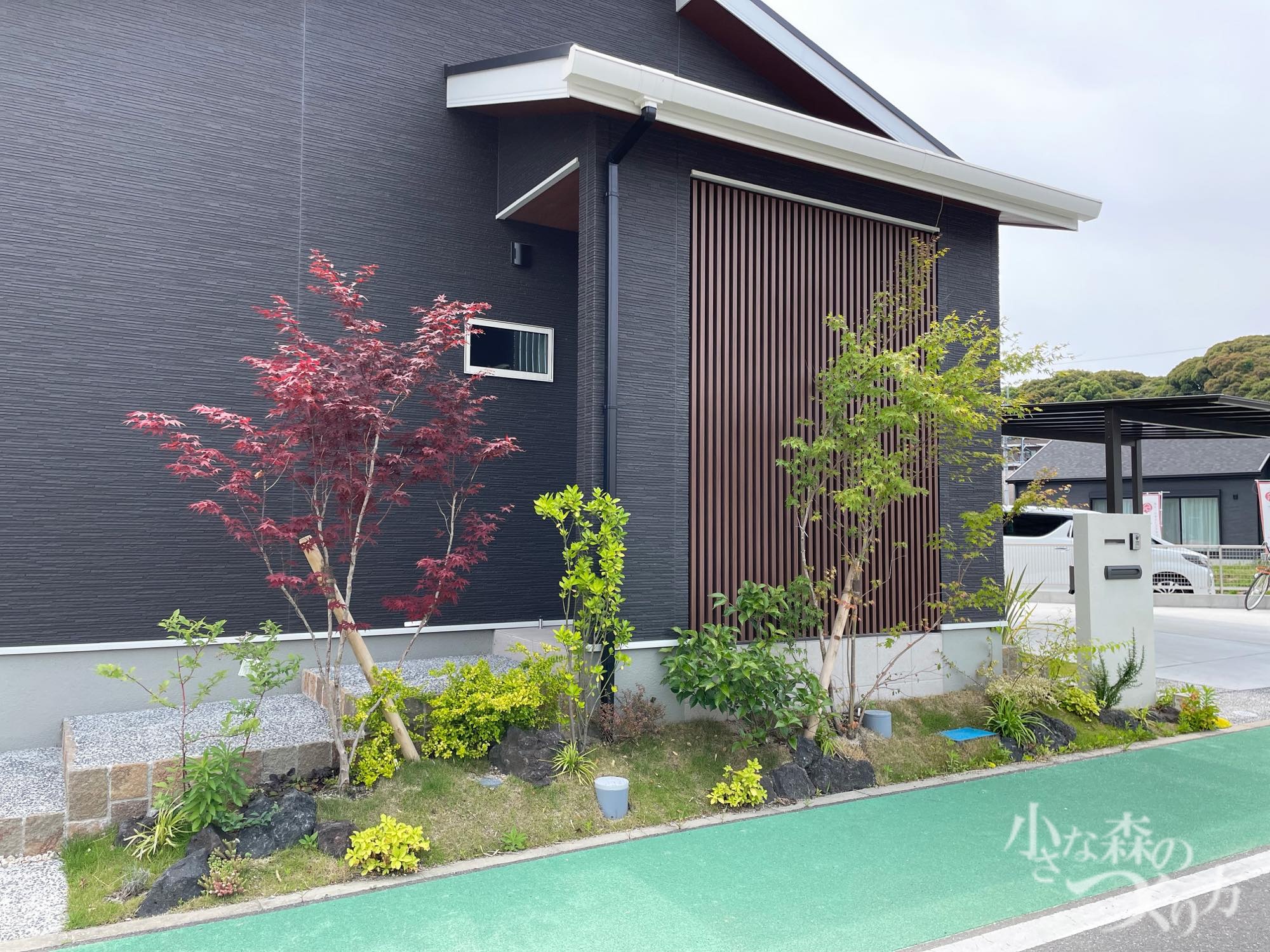 <p>建物の縦格子と相まって、少し和のテイストを感じるアプローチ。</p>
<p>まとまりのある、おしゃれなエクステリアに仕上がりました。</p>