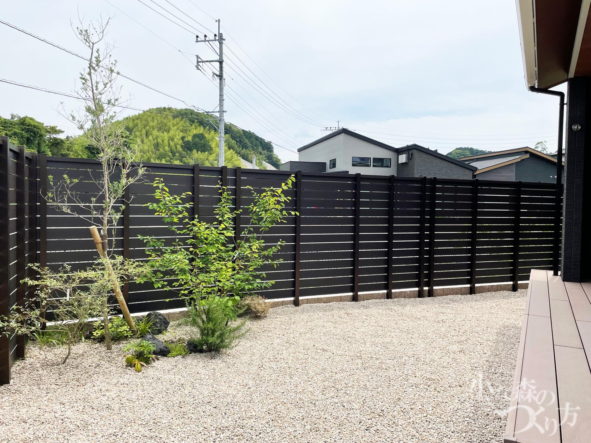 <p>目隠しフェンスでプライバシーを確保し、</p>
<p>植栽とロックガーデンのアクセントを入れました。</p>
<p> </p>
<p> </p>