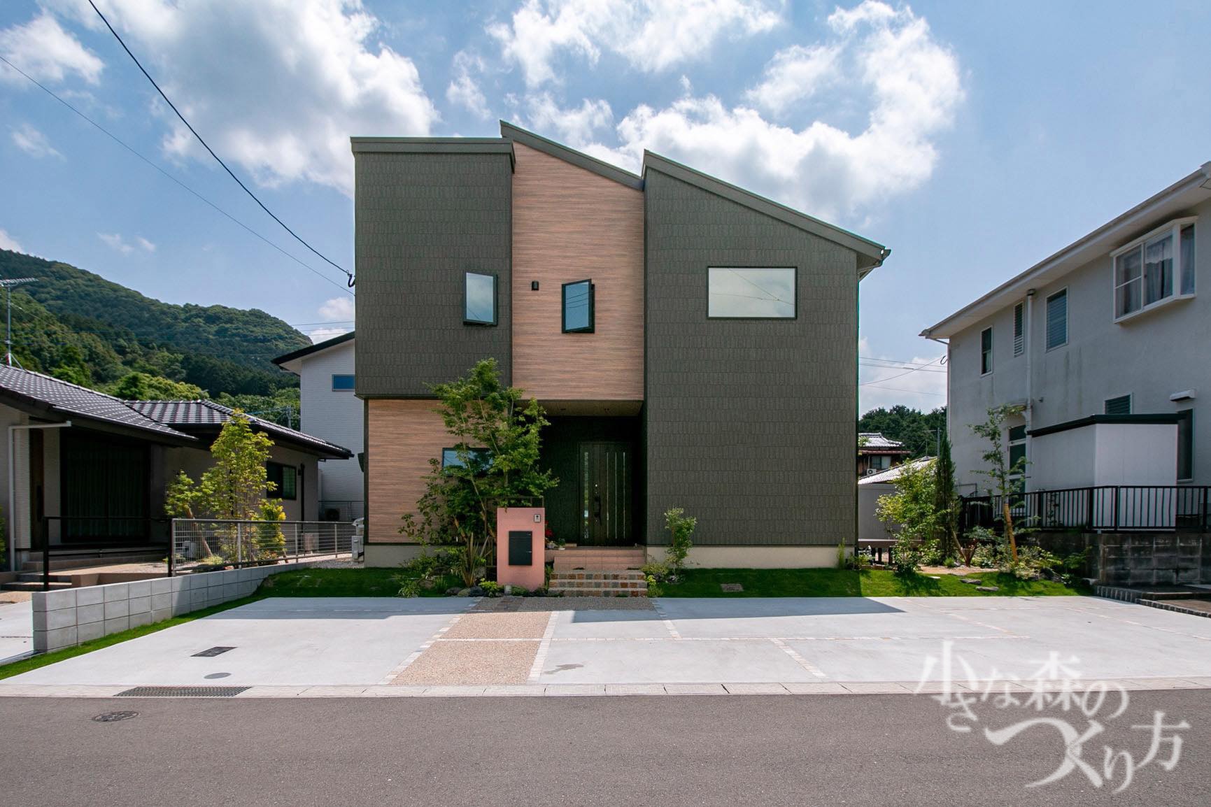 <p>階段の自然石と洗い出しが柔らかい雰囲気を作ります。</p>
<p>法面は芝と樹木で緑豊かに。</p>