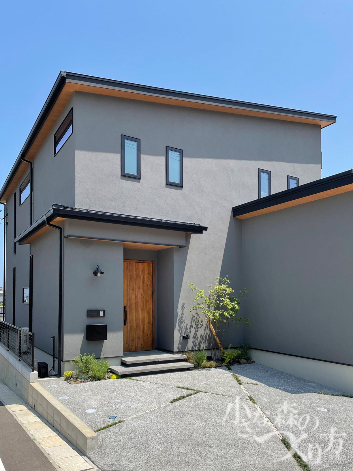 プランの提案で気に入って頂いた点は？<p>全体的に満足です‼︎</p>
<p>タイルの階段や植栽スペースをドライガーデン風に仕上げていただいたのも気に入っています。</p>