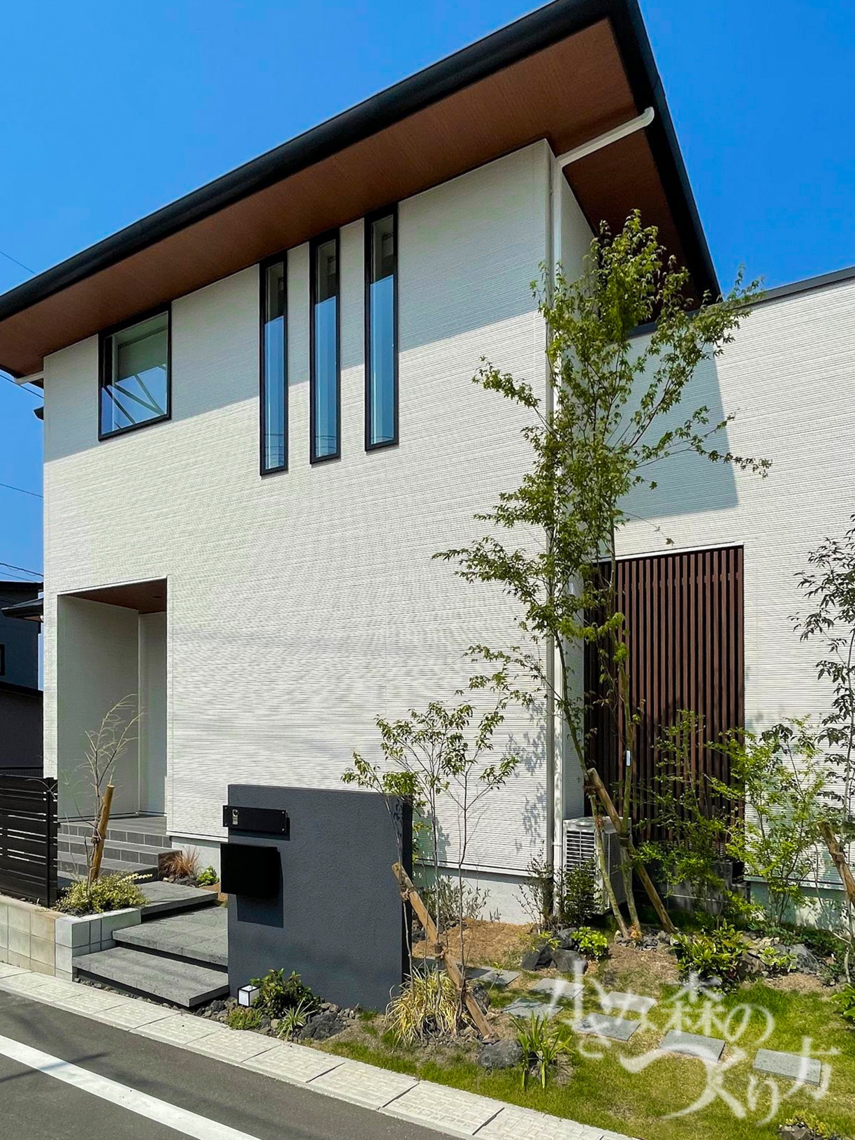 どのようなご希望がありましたか？<p>開放的でシンプル、ボルケーノを沢山使いたいと要望しました。</p>
<p>また、イロハモミジを光に照らして季節を感じたいと希望しました。</p>