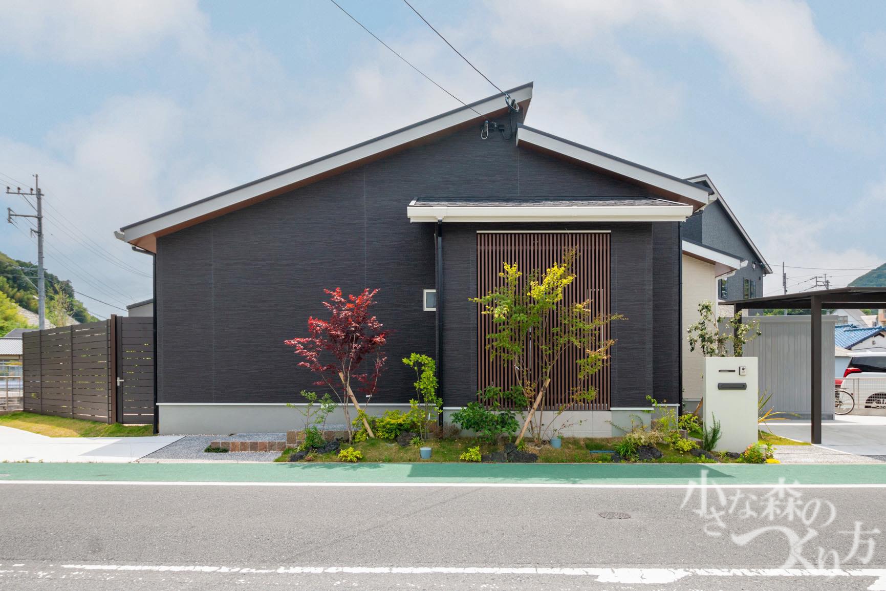 <p>建物の縦格子と相まって、少し和のテイストを感じるアプローチ。</p>
<p>まとまりのある、おしゃれなエクステリアに仕上がりました。</p>