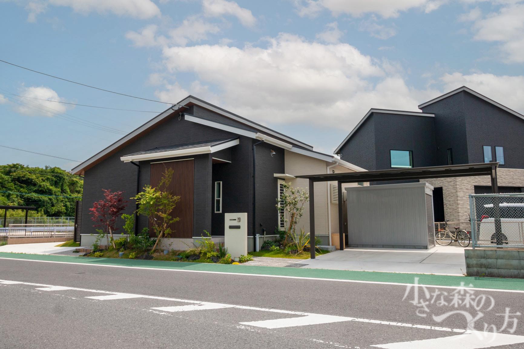 <p>建物の縦格子と相まって、少し和のテイストを感じるアプローチ。</p>
<p>まとまりのある、おしゃれなエクステリアに仕上がりました。</p>