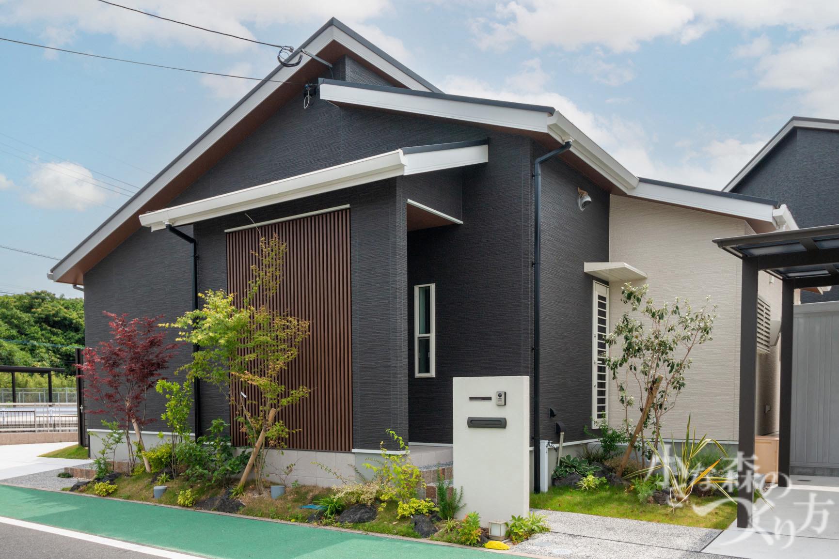 <p>アプローチを引き立てる、シンプルな塗壁の門柱。</p>
<p> </p>