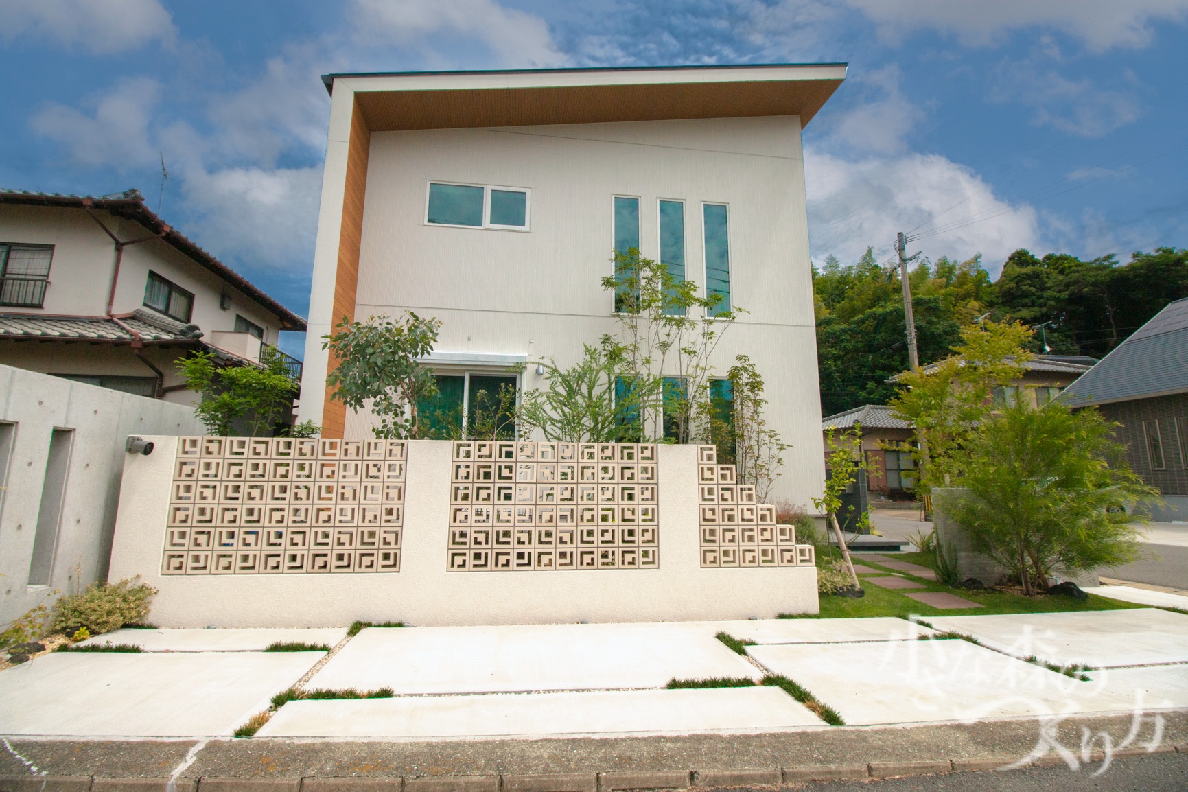 工事後の出来はご満足頂けましたか？<p>夫婦での外構のお手入れをするようになり、共に大変気に入っています。</p>
<p>角地なので、付近の雰囲気が緑で明るくなり景観が良くなりました。</p>