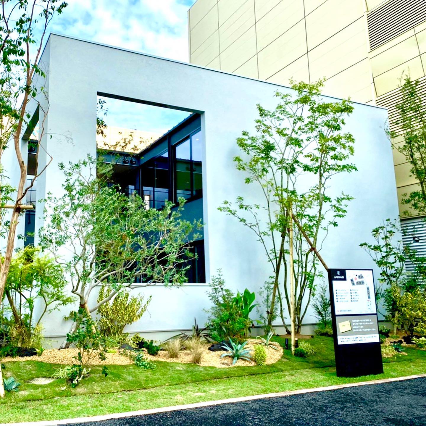 <div class="m8h3af8h l7ghb35v kjdc1dyq kmwttqpk gh25dzvf n3t5jt4f">
<div dir="auto">
<p>façadeとInner Garden</p>
</div>
</div>
<div class="l7ghb35v kjdc1dyq kmwttqpk gh25dzvf jikcssrz n3t5jt4f">
<div dir="auto">
<p>シンプルな空間を崩さず、内部からの眺めを開口部と窓の関係や</p>
</div>
<div dir="auto">限られた空間での奥行きを考慮し演出</div>
<div dir="auto"></div>
<div dir="auto">
<p>アメニティを感じるOpen space</p>
</div>
</div>
<div class="l7ghb35v kjdc1dyq kmwttqpk gh25dzvf jikcssrz n3t5jt4f">
<div dir="auto">
<p>意図を読みとりいい空間に変える</p>
</div>
<div dir="auto"></div>
</div>
<div class="l7ghb35v kjdc1dyq kmwttqpk gh25dzvf jikcssrz n3t5jt4f">
<div dir="auto">
<p>毎回 毎回 妄想して作品になる</p>
</div>
<div dir="auto">日々向き合う深さ</div>
</div>