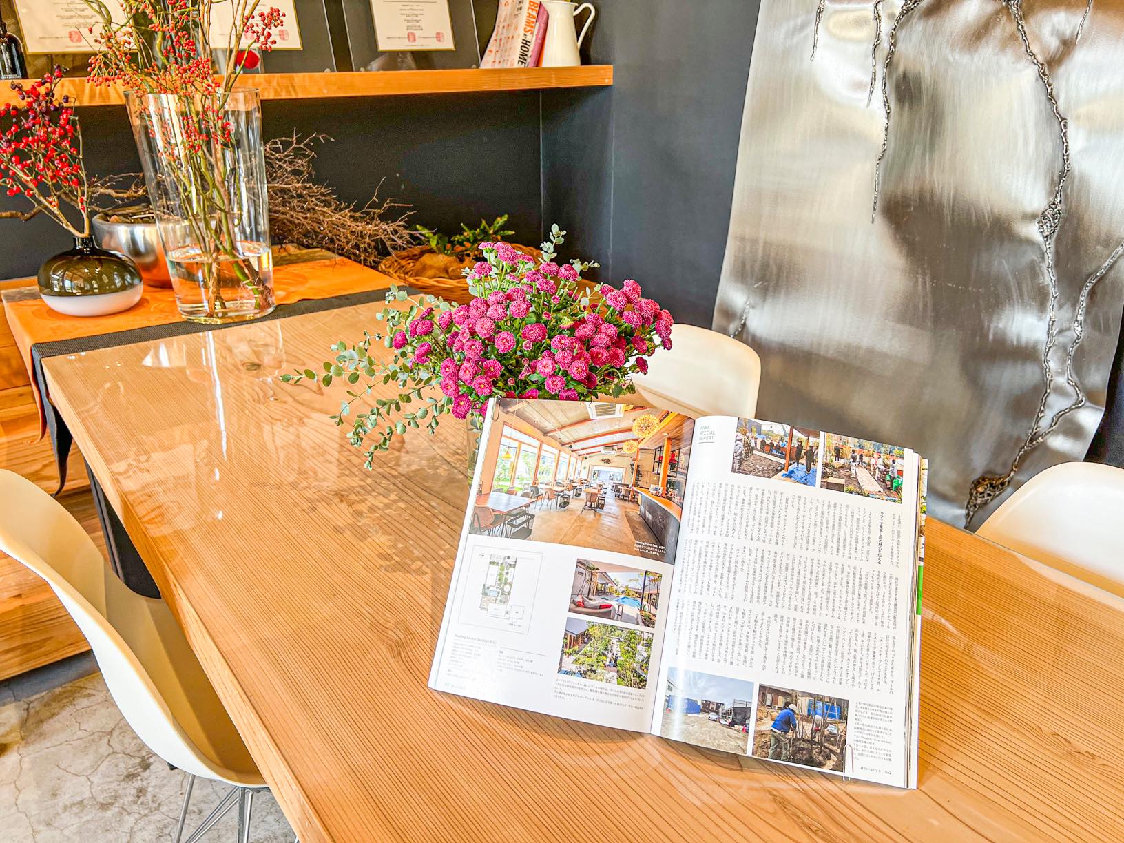 <p></p>
<p>季刊誌「庭 NIWA No.249冬号 働く環境を再考する オフィスの庭」号に</p>
<p>『庭を軸に暮らしを提案するノウハウを伝授』として</p>
<p>施工事例が多数掲載され特集されました。</p>
<p><strong>P60~P63</strong></p>
<p>エクステリアショッププロデュースのプロセスと成果について</p>
<p>ご紹介していただいております。<br />
「庭NIWA」は好評発売中です。<br />
皆さまぜひお手に取ってご購読ください。</p>