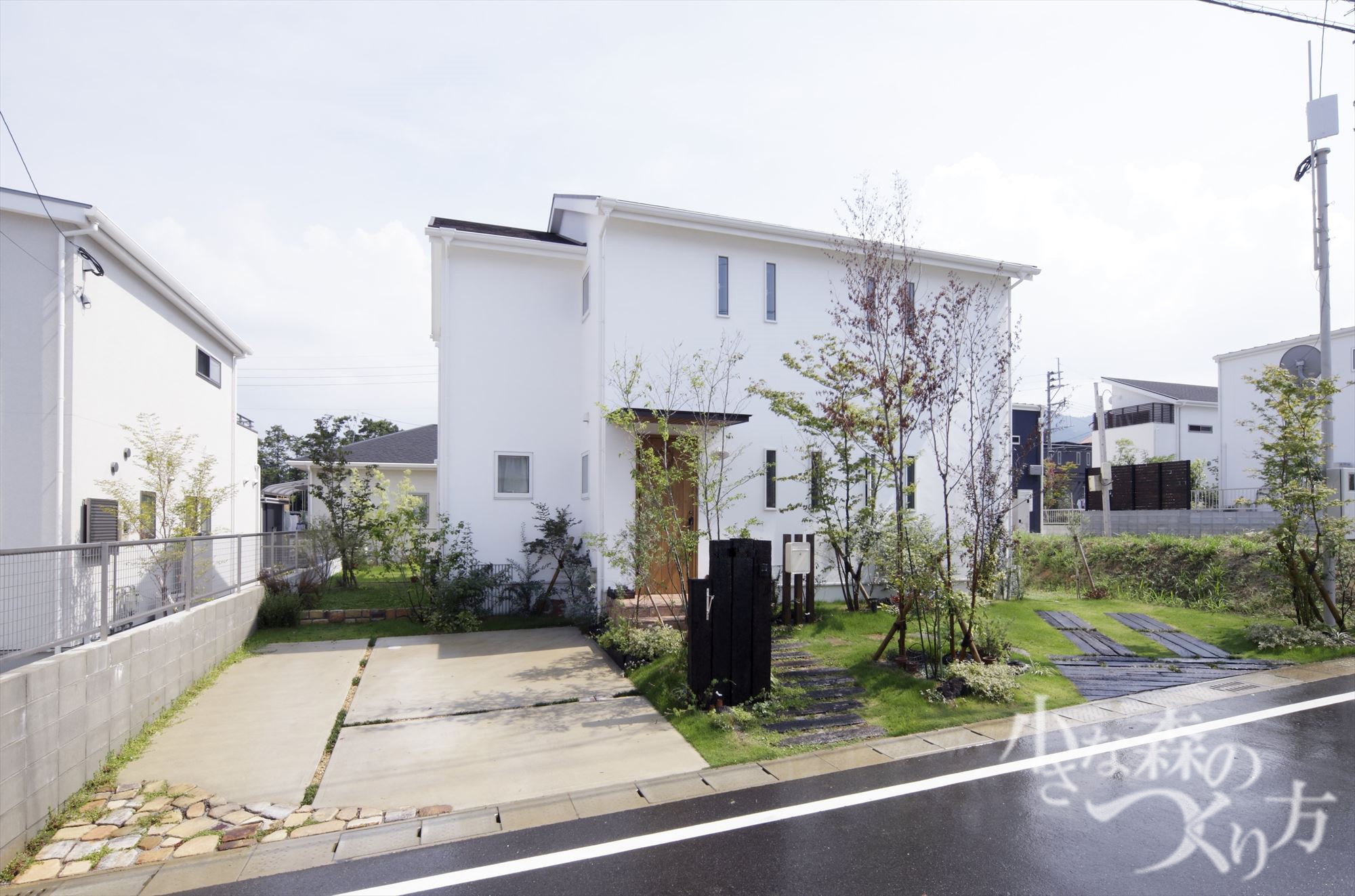 <p>エリア賞</p>
<p>第9回オンリーワンクラブデザインコンテストには、</p>
<p>応募総数1018点の応募がありました。</p>
<p>その中から、厳正な審査の結果、最優秀賞1点・</p>
<p>優秀賞3点・入選5点・エリア賞11点が選ばれました。</p>
<p> </p>
<p>弊社は入選とエリア賞の2点が選ばれました。</p>