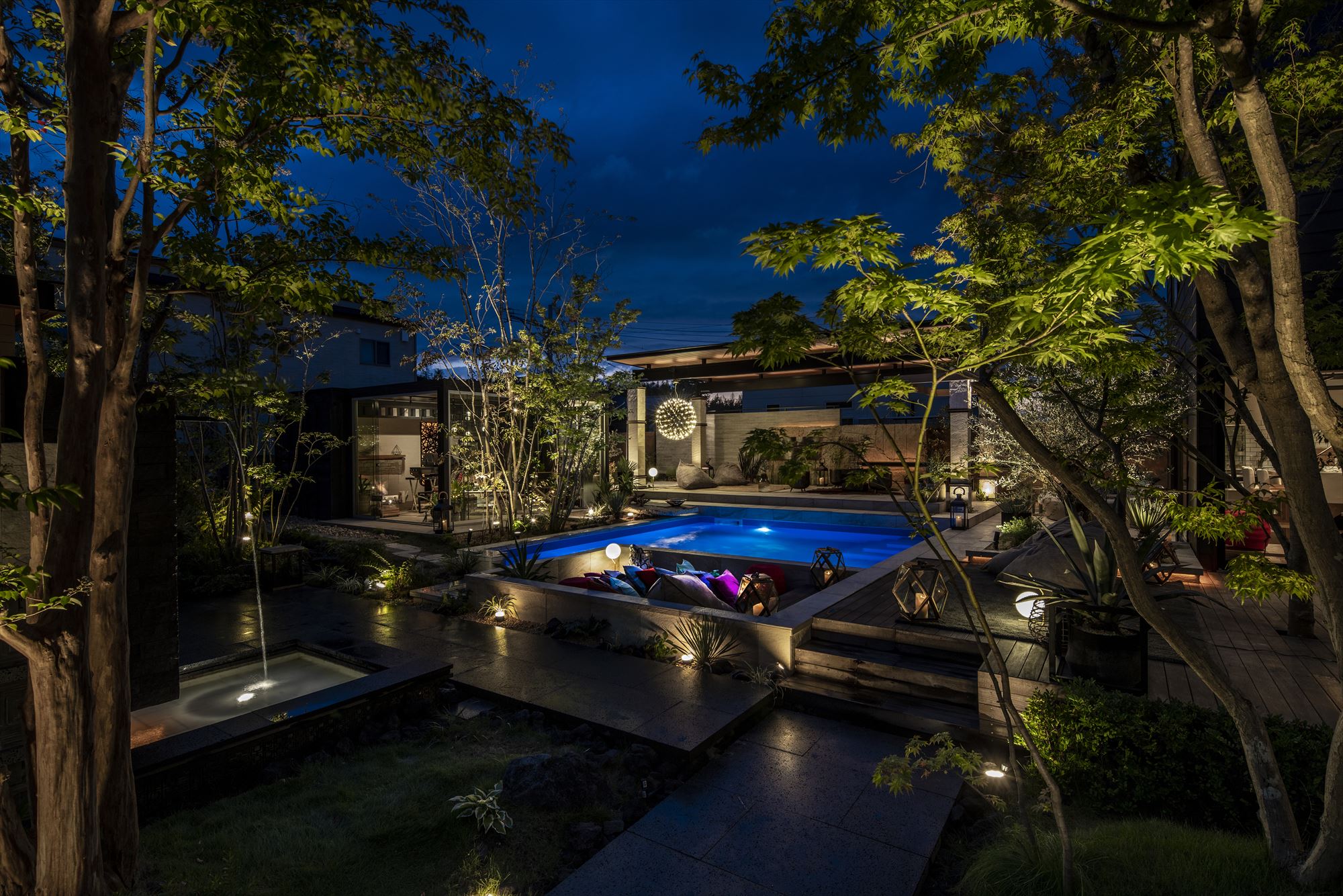 <p>(審査員コメント)</p>
<p>アウトリビングスタイルに新たな仕掛けとなる家庭用プール「ピッシーナ」を要し、</p>
<p>水面を眺め滞在するテラス空間を備えたプレミアリゾードライフを具現化した作品です。</p>
<p>佇むテラスは屋根と床というシンプル構成では飽き足らず、ファニチャーやアイテムなど</p>
<p>インテリア要素を外部空間に装飾しながら「エクスティアラルーフ」下のラグジュアリー感が</p>
<p>構成されています。フォーカルポイントとなる背景壁の演出も備わりさらに空間を際立てています。</p>
<p>ナイトシーンでは照明を魅せる装飾として採用するなど、どこを切り取っても申し分の無い</p>
<p>魅力的な高付加価値空間デザインです。</p>