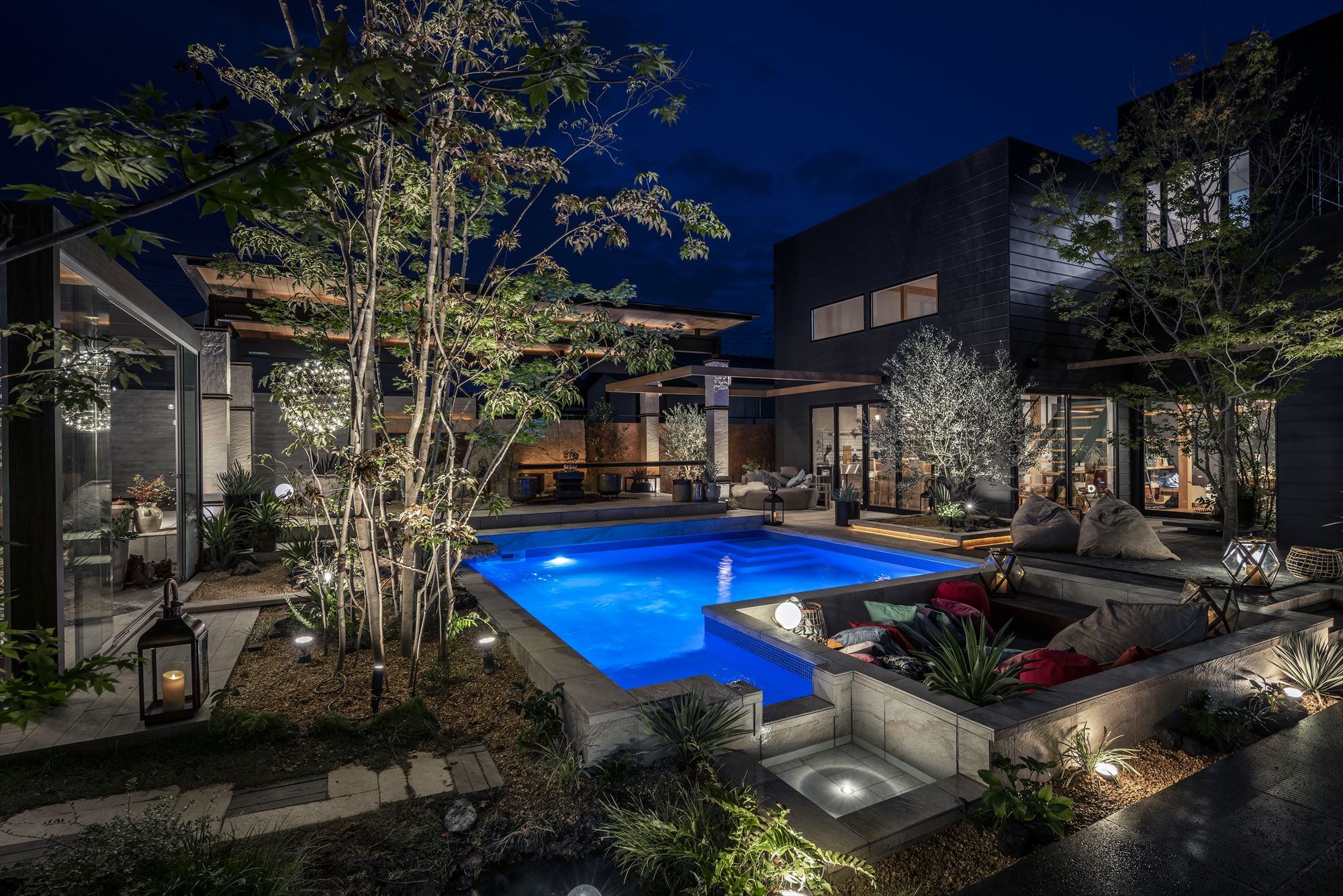 <p>(審査員コメント)</p>
<p>次の時代の先駆けである豊かなアウトドアリビングを作り出している。</p>
<p>プール、植栽、屋根のあるテラススペース、照明等の要素を駆使し、</p>
<p>昼、夜のシーンを三度とに作り変えている。</p>
<p>日本でも、南の国のリゾートに行かなくても住まいの延長上にプライベートとリゾートを</p>
<p>楽しむ時代も来ていることを確信できる作品である。</p>