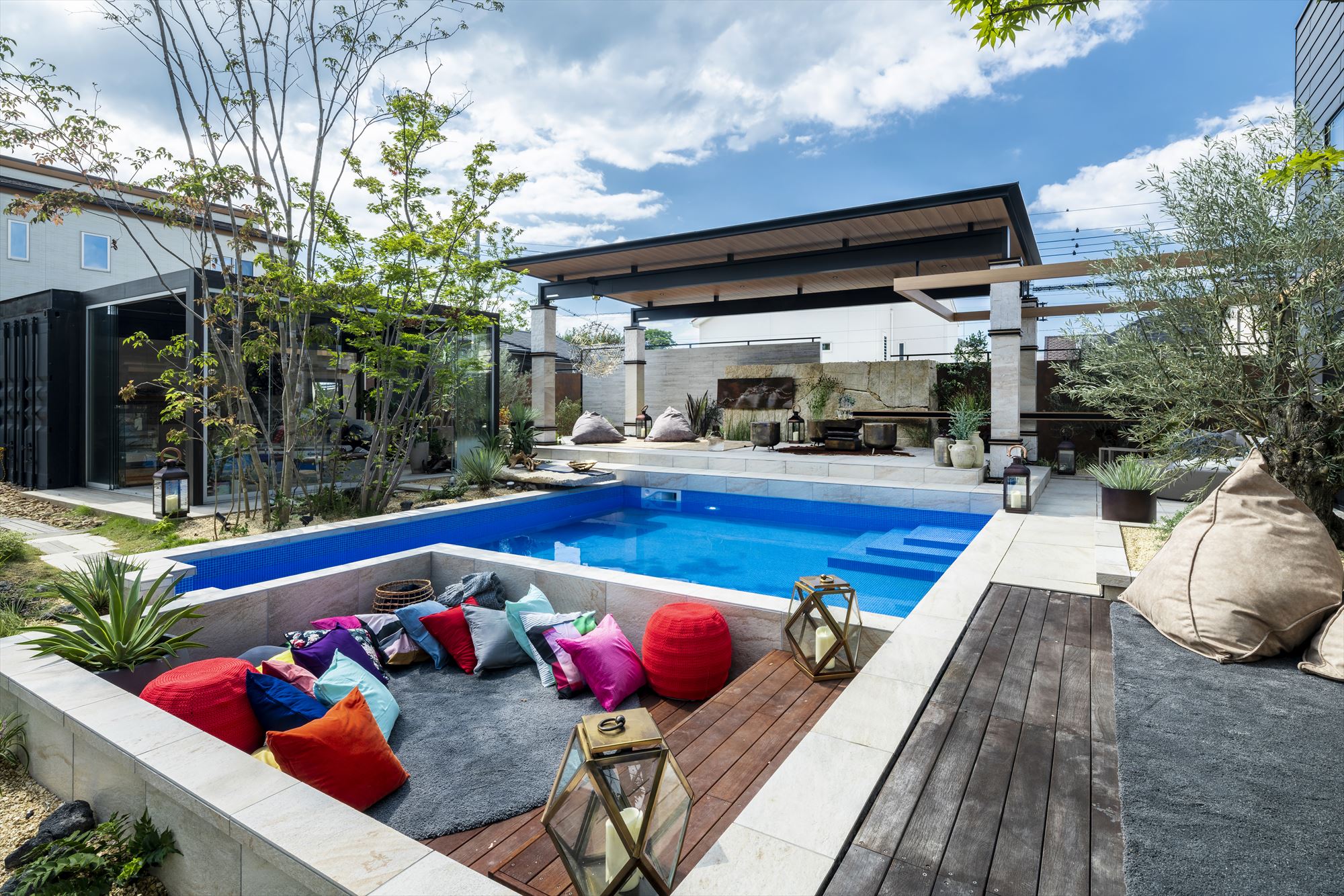 <p>(審査員コメント)</p>
<p>素晴らしく美しく楽しいアウトドアリビングガーデンです。</p>
<p>ルーフテラスのスペースとピッシーナの配置計画。</p>
<p>そしてオープンスペースの配置バランスが実に見事なガーデンスペースです。</p>
<p>適応な植栽配置と点景も見事です。</p>
<p>リビングから広がるテラスガーデンはテクスチャーこだわりに増幅された</p>
<p>質の高い生活感が演出されています。</p>
<p>入念なディティールデザインと照明デザインは昼と夜、</p>
<p>二面性のある景観としてさらにクオリティーを高める好感な演出となっています。</p>