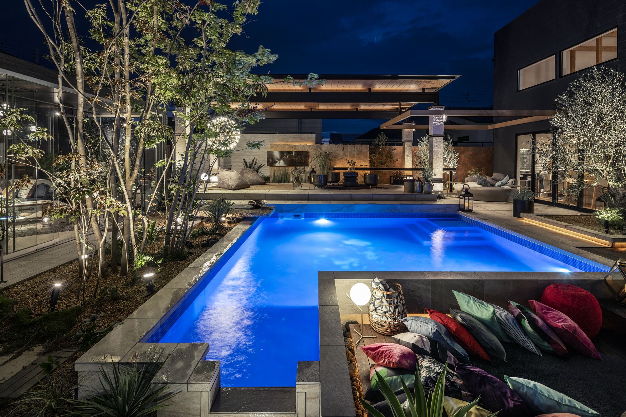 <p>(審査員コメント)</p>
<p>個々が秀悦で、かつ相互作用で発せられる波長が、お互いをまた引き立てている。</p>
<p>光、色、音の波長が心地よいバランスです。</p>
<p>外でもない、中でもない、曖昧な空間こそ最も重要な心の居場所である事を気づかせてくれます。</p>
<p>近隣も刺激され、徐々に豊かな街並みを形成していくでしょう。</p>
<p>すでに、この作品は、一お施主様のためだけでなく、</p>
<p>日本の街並みを変えていく原動力になる力を持っています。</p>
<p>そんな意味でSDGs(持続可能な開発目標)を見据え、</p>
<p>エシカルな考えを実践している地球規模での貢献に、敬意を持ってグランプリとさせて頂きました。</p>
<p> </p>