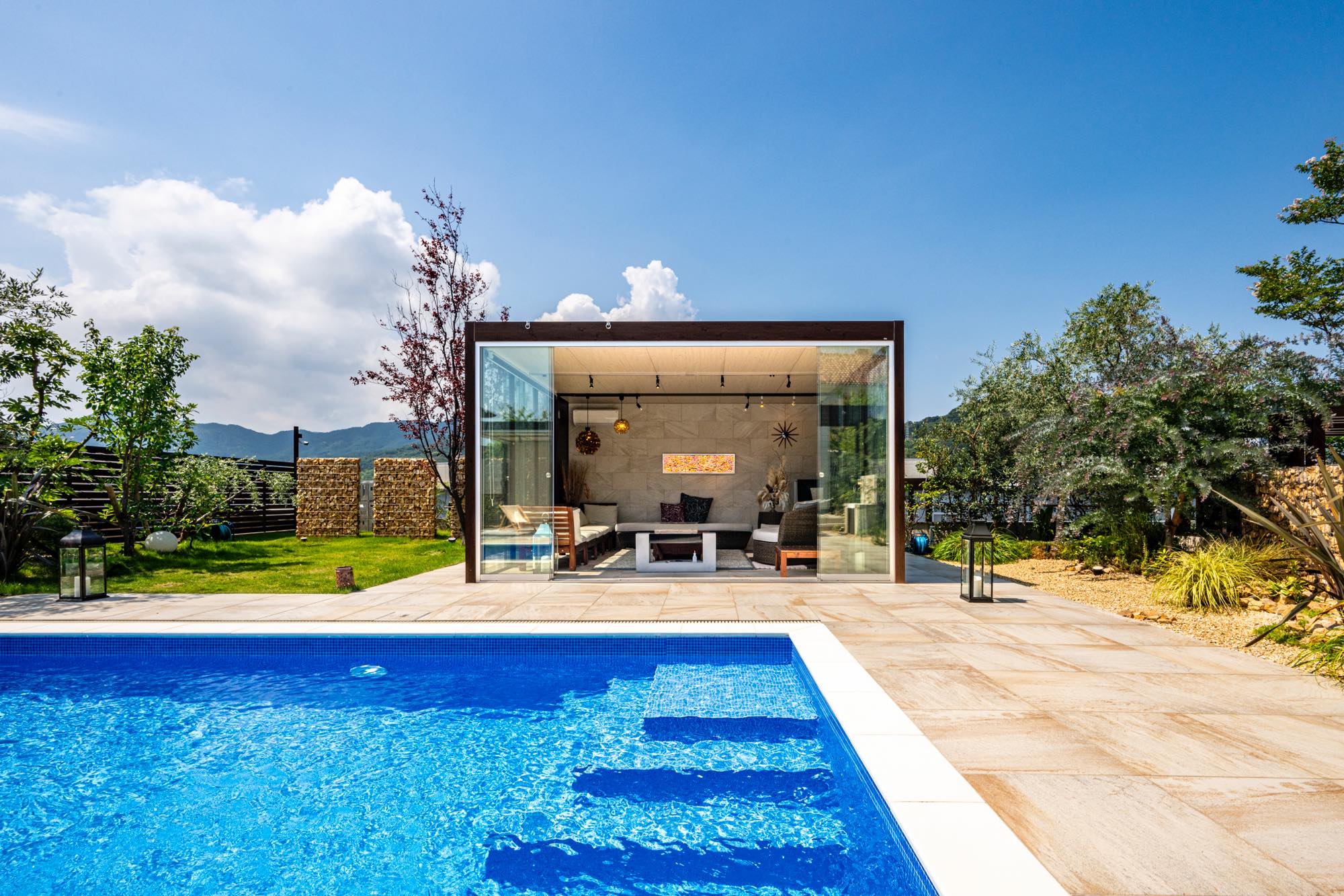 <p>リガーデン工事でご依頼いただきました。</p>
<p>広いお庭のスペースに、フランス製のMagilineプールを設置。</p>
<p>まるでリゾートホテルのようなラグジュアリーな空間になりました。</p>