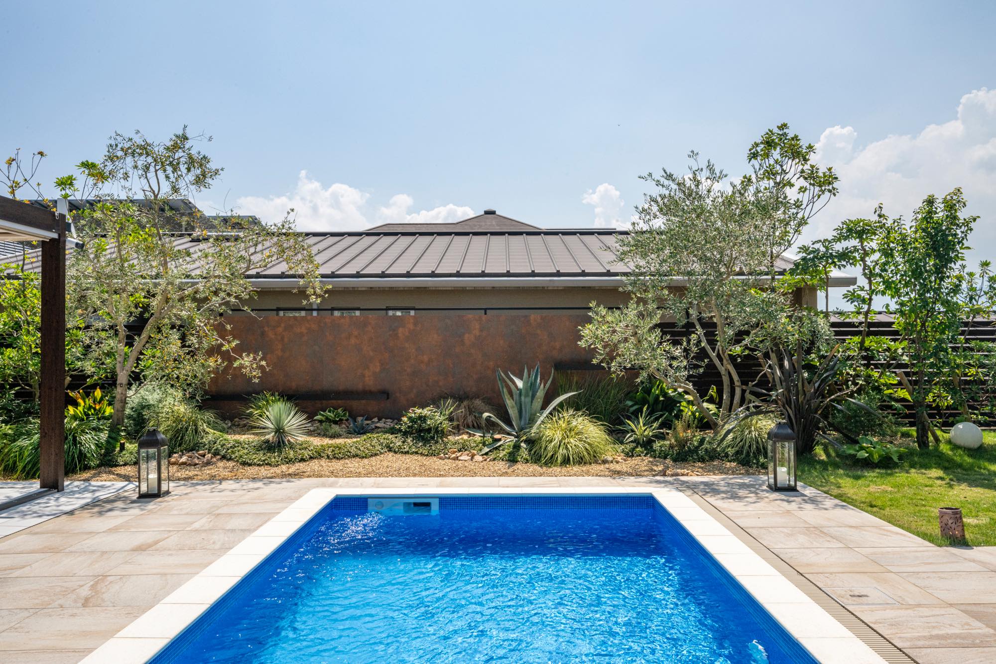 <p>プールサイドのウォールは、タカショーのエバーアートボードに</p>
<p>アルミオブジェを組み合わせた造作のデザインウォール。</p>
<p>ドライガーデンでよりリゾート感のある空間に。</p>