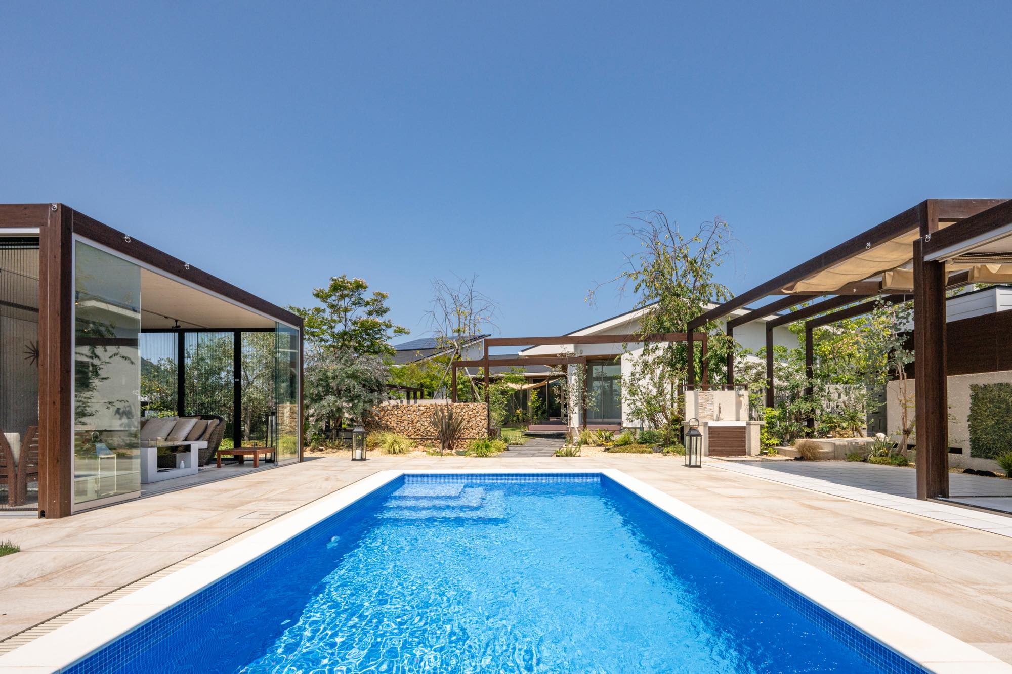 <p>リガーデン工事でご依頼いただきました。</p>
<p>広いお庭のスペースに、フランス製のMagilineプールを設置。</p>
<p>まるでリゾートホテルのようなラグジュアリーな空間になりました。</p>