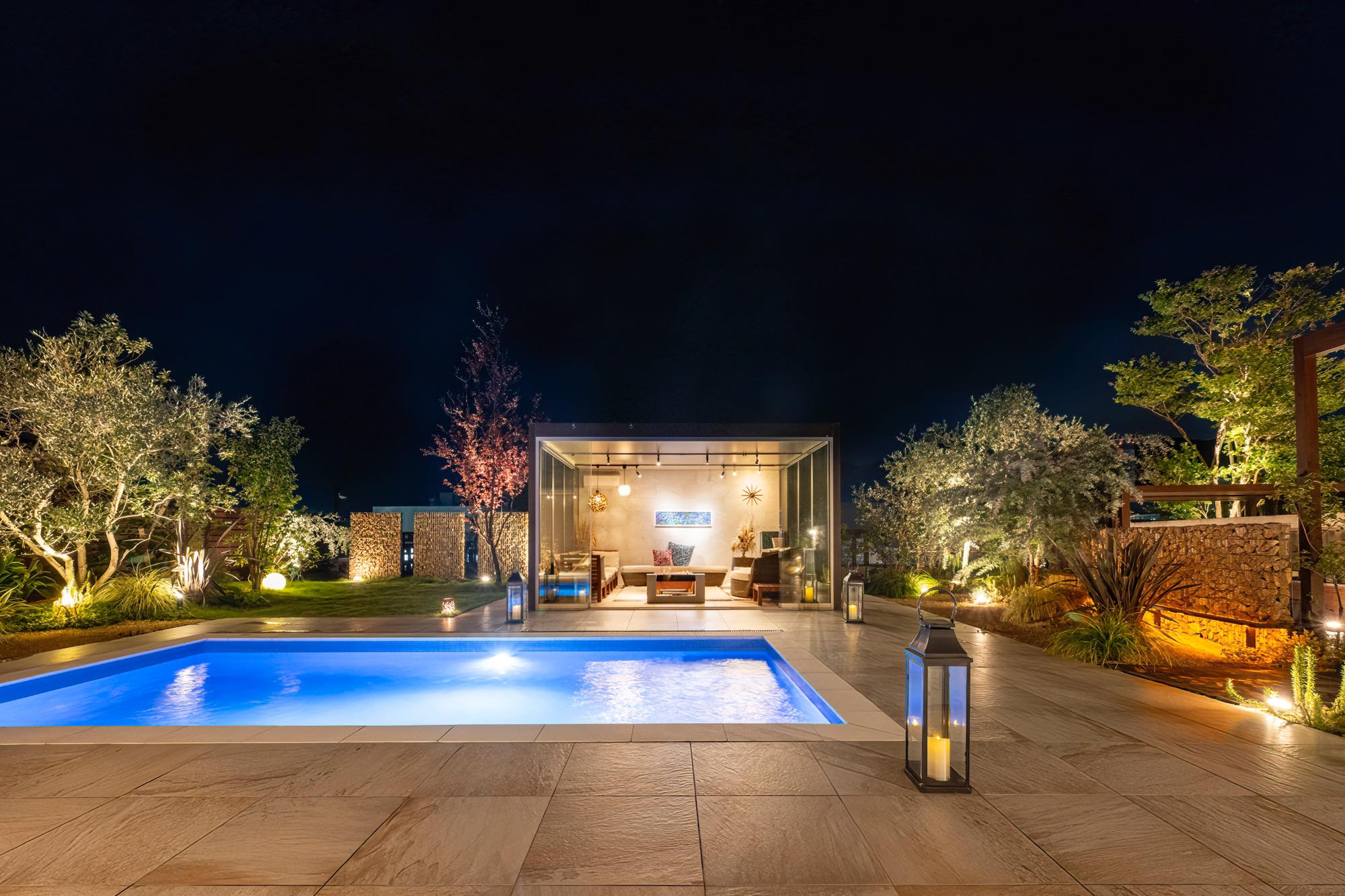 <p>夜になるとライティングで煌びやかな空間に変貌します。</p>
<p>あかりで光る水の揺らぎ、水の音など見て聞いて楽しめるお庭です。</p>