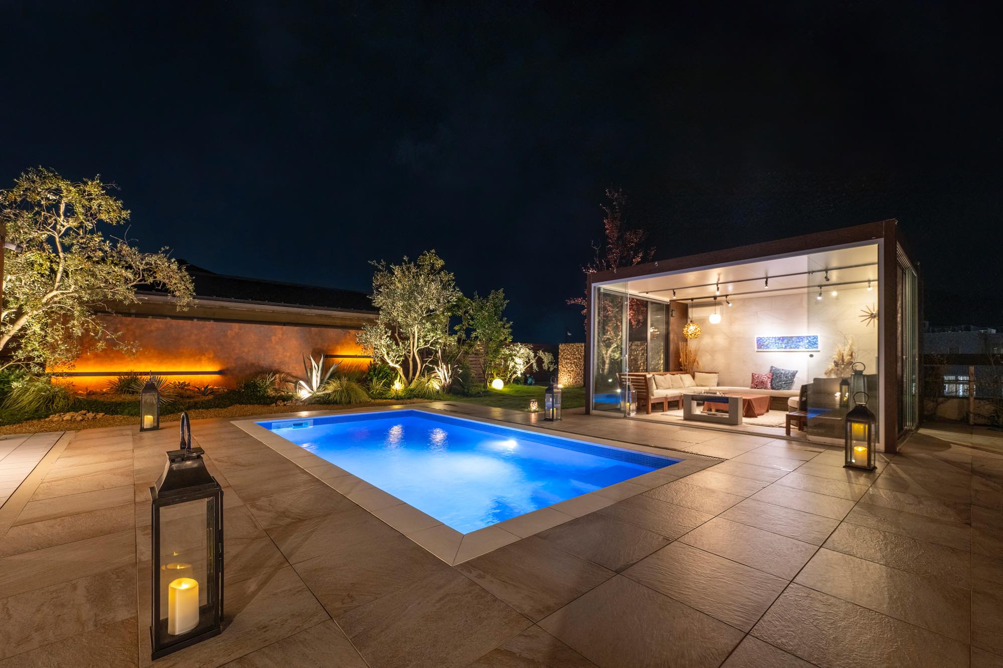 <p>夜になるとライティングで煌びやかな空間に変貌します。</p>
<p>あかりで光る水の揺らぎ、水の音など見て聞いて楽しめるお庭です。</p>