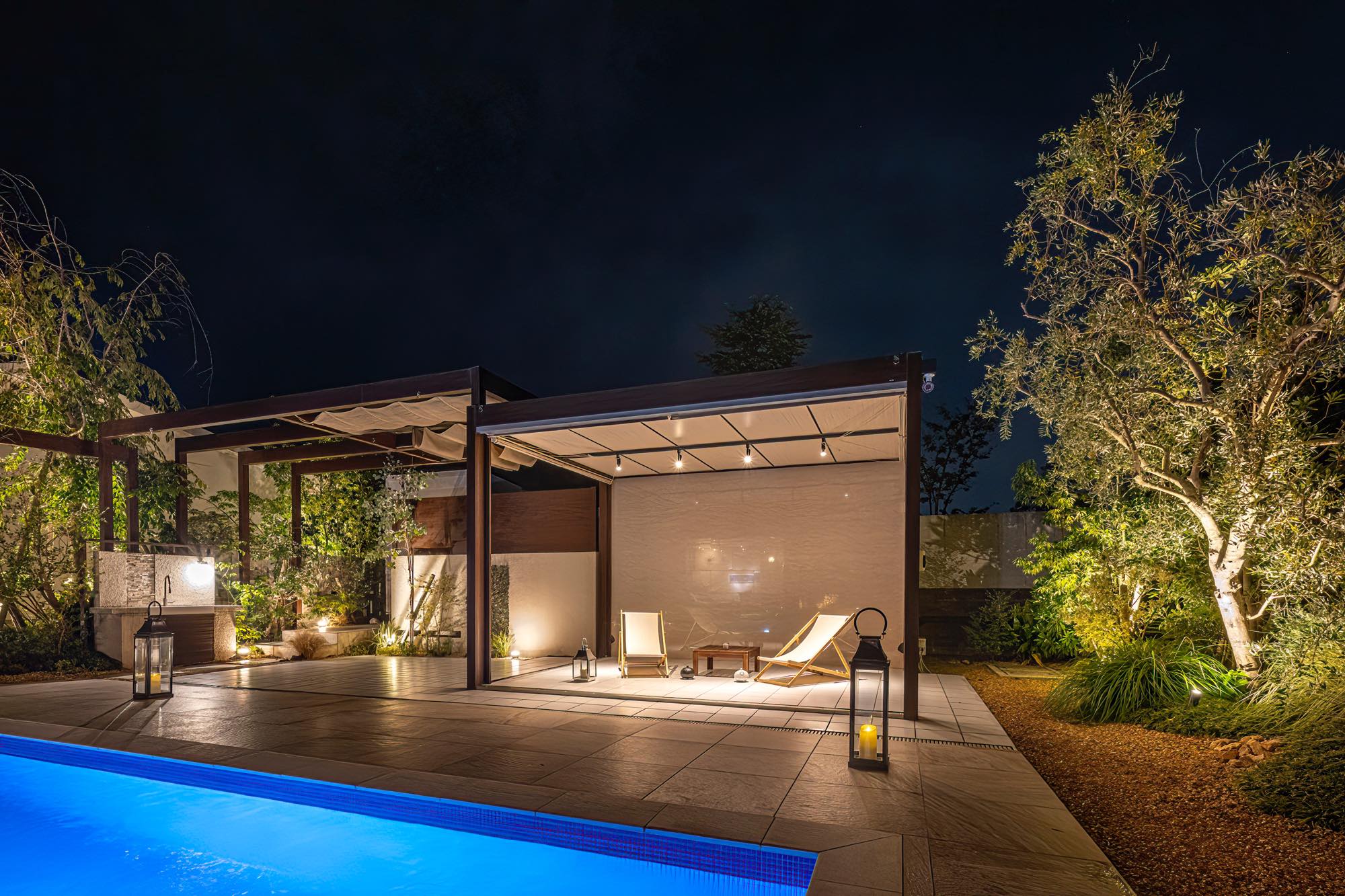 <p>夜になるとライティングで煌びやかな空間に変貌します。</p>
<p>あかりで光る水の揺らぎ、水の音など見て聞いて楽しめるお庭です。</p>