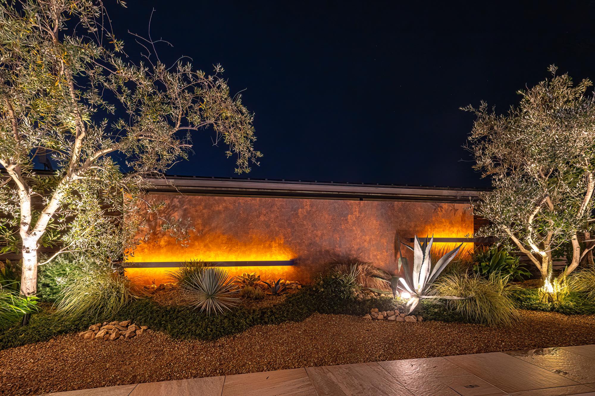 <p>夜になるとライティングで煌びやかな空間に変貌します。</p>
<p>あかりで光る水の揺らぎ、水の音など見て聞いて楽しめるお庭です。</p>