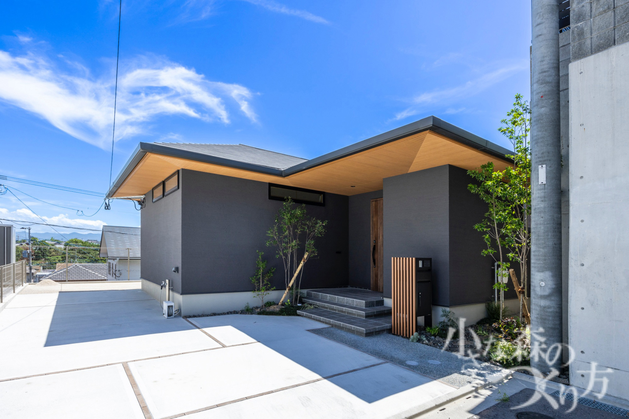 <p>住宅とマッチした機能門柱。</p>
<p>スッキリきれいで落ち着きのあるエクステリアです。</p>