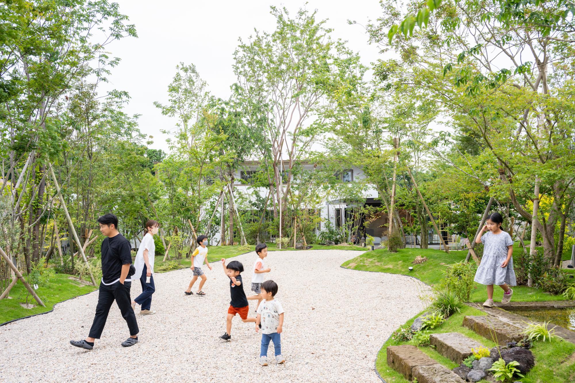 <p style="text align: center;">こちらのガーデンは一般開放されており、どなたでもご見学、ご体感いただけます。</p>
<p style="text align: center;">また地域の方々や小児科の患者様の待ち時間などにご利用いただいております。</p>