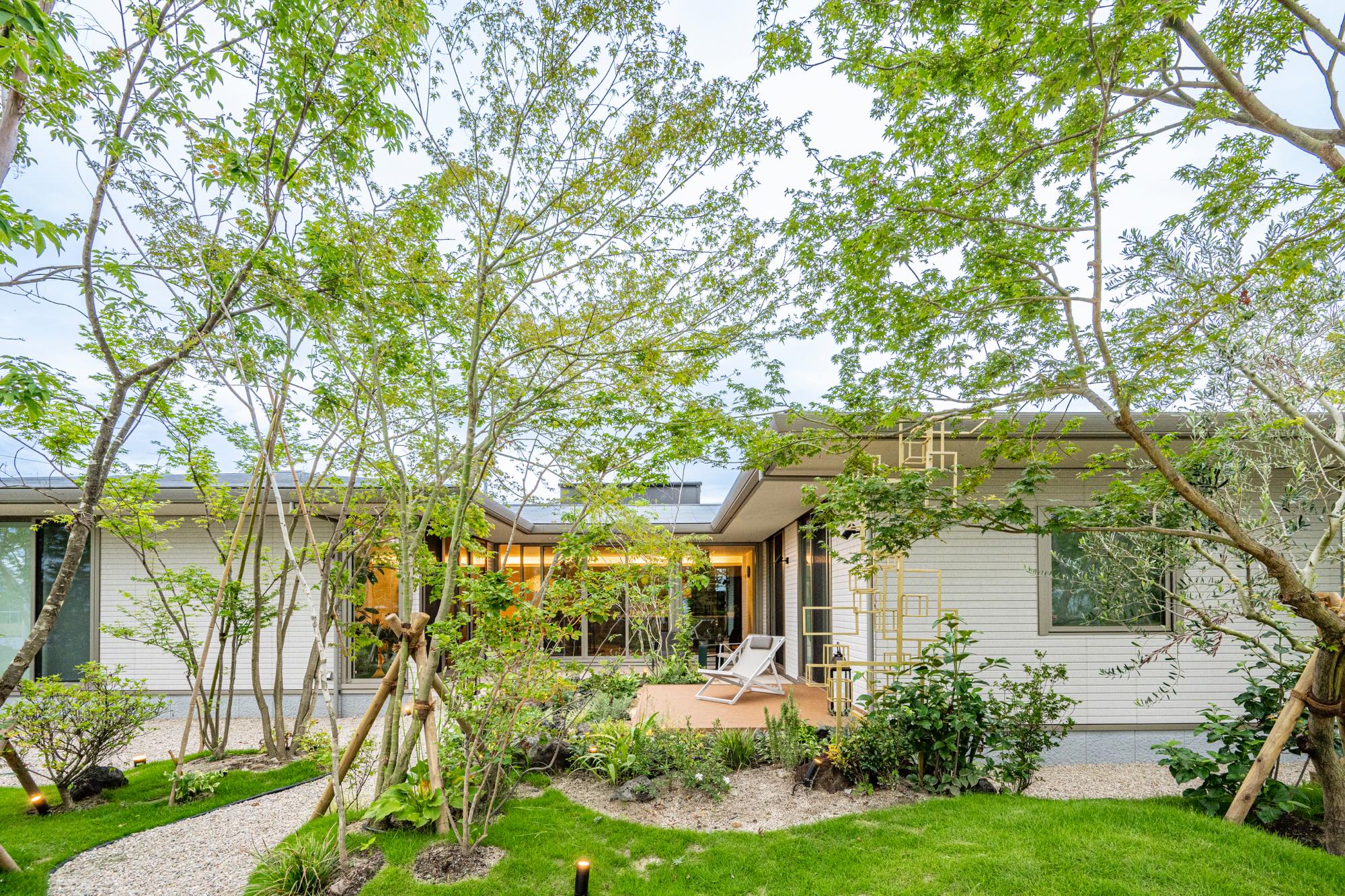 <p style="text align: center;">ガーデンからの邸宅への眺め。</p>