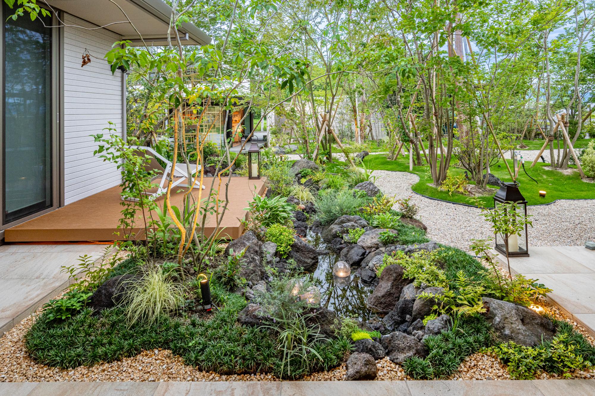 <p style="text align: center;">院長ご夫妻のご自宅からの眺め。</p>
<p style="text align: center;">奥にガーデンルームが見えますが、</p>
<p style="text align: center;">植栽の柔らかな目隠しとエクステリアで様々なアイストップを作ることで</p>
<p style="text align: center;">視線がお互いに気にならないような空間になっています。</p>