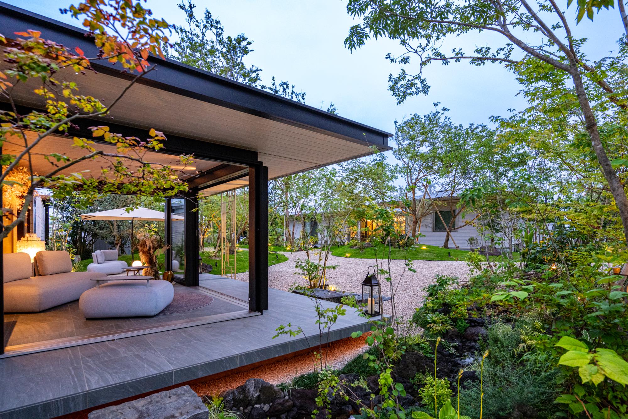 <p style="text align: center;">夜になると小さな森が全体ライティングにより照らし出されます。</p>
<p style="text align: center;">優しい光は街の防犯灯としても役割を担い、</p>
<p style="text align: center;">訪れた人にやすらぎとぬくもりを与えてくれます。</p>