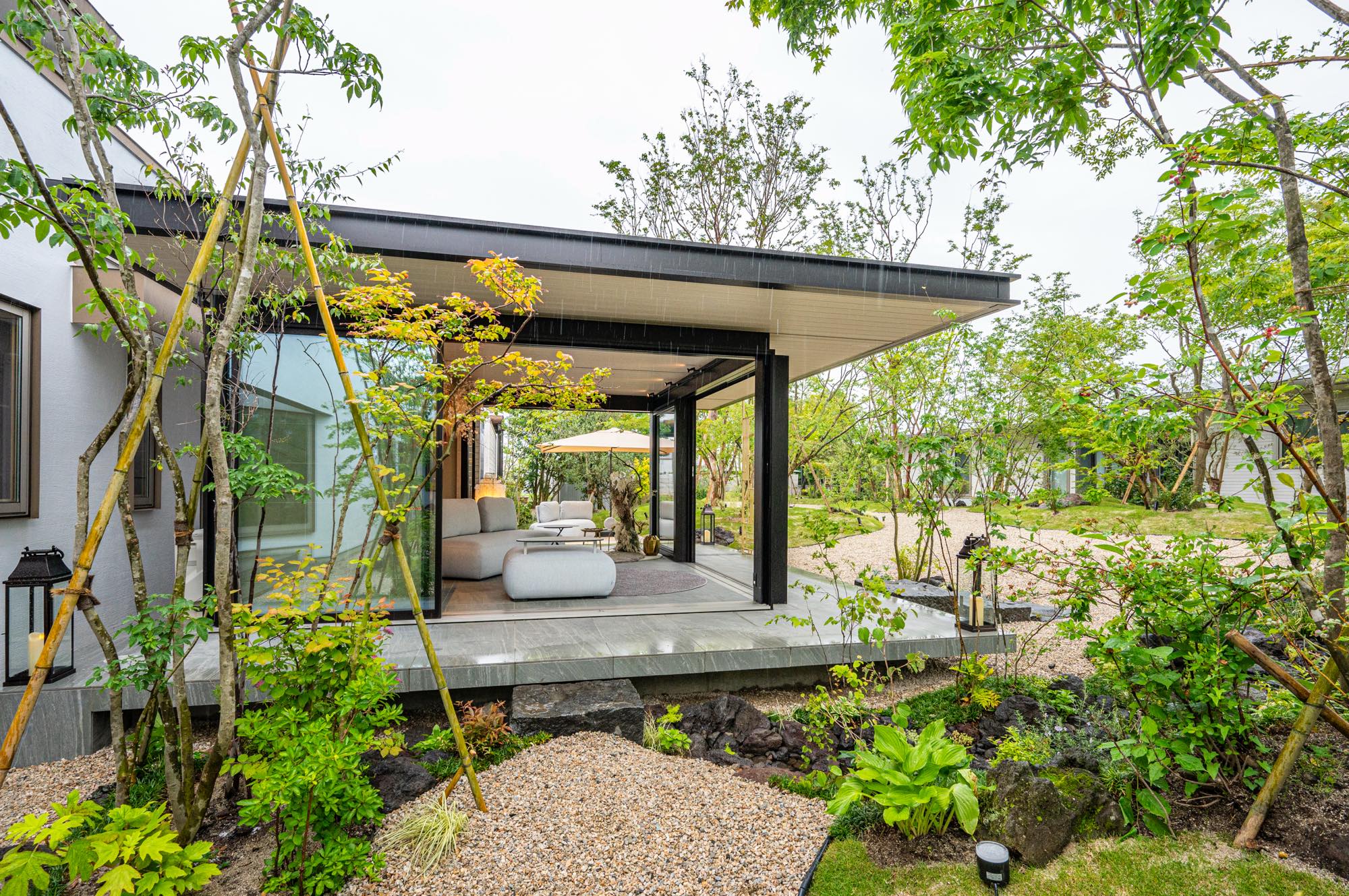 <p style="text align: center;">ガーデンルームはスタッフさんの休憩所としても活用されます。</p>
<p style="text align: center;">自然を感じながら落ち着ける、癒しの空間となりました。</p>