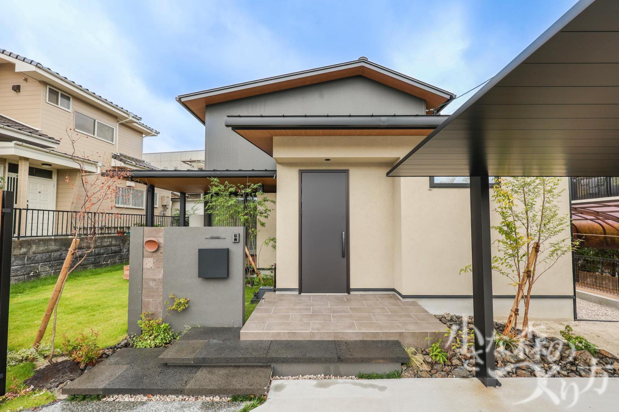 ご利用にあたって重視されたことは？<ul>
<li>デザイン（プランの提案力）</li>
<li>担当者の対応</li>
</ul>