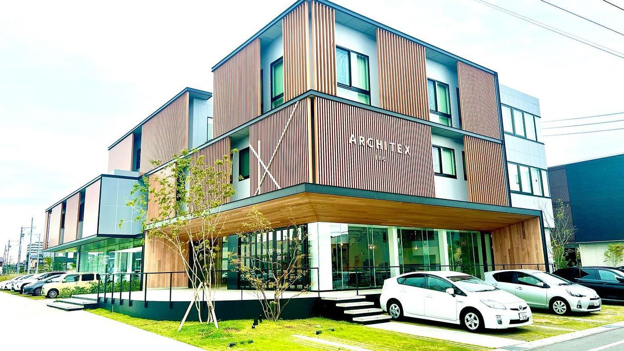 <div class="xdj266r x11i5rnm xat24cr x1mh8g0r x1vvkbs x126k92a">
<div dir="auto">今日は弾丸日帰り名古屋</div>
<div dir="auto">打ち合わせ<span class="x3nfvp2 x1j61x8r x1fcty0u xdj266r xhhsvwb xat24cr xgzva0m xxymvpz xlup9mm x1kky2od"><img loading="lazy" class="xz74otr" src="https://static.xx.fbcdn.net/images/emoji.php/v9/tf2/2/16/1f605.png" alt="😅" width="16" height="16" /></p>
<p></span></div>
</div>
<div class="x11i5rnm xat24cr x1mh8g0r x1vvkbs xtlvy1s x126k92a">
<div dir="auto">ARCHITEX</div>
<div dir="auto">1級建築士事務所</div>
</div>
<div class="x11i5rnm xat24cr x1mh8g0r x1vvkbs xtlvy1s x126k92a">
<div dir="auto">素敵なOfficeでした<span class="x3nfvp2 x1j61x8r x1fcty0u xdj266r xhhsvwb xat24cr xgzva0m xxymvpz xlup9mm x1kky2od"><img loading="lazy" class="xz74otr" src="https://static.xx.fbcdn.net/images/emoji.php/v9/t1e/2/16/1f60a.png" alt="😊" width="16" height="16" /></span></div>
</div>
<div class="x11i5rnm xat24cr x1mh8g0r x1vvkbs xtlvy1s x126k92a">
<div dir="auto">
<p>ただいま新幹線<span class="x3nfvp2 x1j61x8r x1fcty0u xdj266r xhhsvwb xat24cr xgzva0m xxymvpz xlup9mm x1kky2od"><img loading="lazy" class="xz74otr" src="https://static.xx.fbcdn.net/images/emoji.php/v9/t69/2/16/1f684.png" alt="🚄" width="16" height="16" /></span>で博多に戻ってます。</p>
</div>
</div>
<div class="x11i5rnm xat24cr x1mh8g0r x1vvkbs xtlvy1s x126k92a">
<div dir="auto">往復10時間</div>
<div dir="auto">打ち合わせ1時間<span class="x3nfvp2 x1j61x8r x1fcty0u xdj266r xhhsvwb xat24cr xgzva0m xxymvpz xlup9mm x1kky2od"><img loading="lazy" class="xz74otr" src="https://static.xx.fbcdn.net/images/emoji.php/v9/t60/2/16/1f4a6.png" alt="💦" width="16" height="16" /></span></div>
<div dir="auto">
<p>しかしそこには意味がある<span class="x3nfvp2 x1j61x8r x1fcty0u xdj266r xhhsvwb xat24cr xgzva0m xxymvpz xlup9mm x1kky2od"><img loading="lazy" class="xz74otr" src="https://static.xx.fbcdn.net/images/emoji.php/v9/tb/2/16/1f4aa.png" alt="💪" width="16" height="16" /></span></div>
</div>
<div class="x11i5rnm xat24cr x1mh8g0r x1vvkbs xtlvy1s x126k92a">
<div dir="auto">そう信じて仕事に対する情熱を持ち続けたい。</p>
</div>
</div>