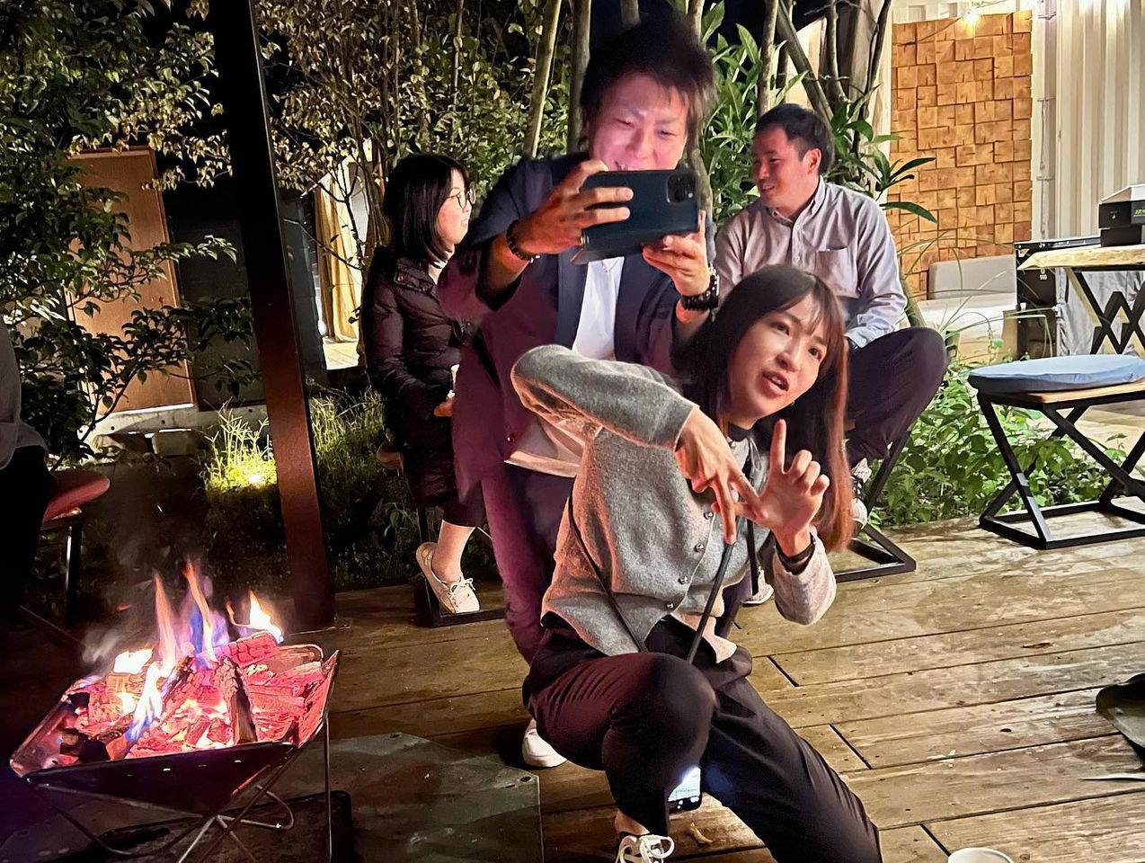 <div class="xdj266r x11i5rnm xat24cr x1mh8g0r x1vvkbs x126k92a">
<div dir="auto">夜はバーベキュー<span class="x3nfvp2 x1j61x8r x1fcty0u xdj266r xhhsvwb xat24cr xgzva0m xxymvpz xlup9mm x1kky2od"><img loading="lazy" class="xz74otr" src="https://static.xx.fbcdn.net/images/emoji.php/v9/tcb/2/16/1f356.png" alt="🍖" width="16" height="16" /></span>で</div>
<div dir="auto">盛り上がりました</p>
</div>
</div>
<div class="x11i5rnm xat24cr x1mh8g0r x1vvkbs xtlvy1s x126k92a">
<div dir="auto">鹿児島小西塾メンバーも合流</div>
<div dir="auto">して楽しい情報交換の場に</div>
</div>
<div class="x11i5rnm xat24cr x1mh8g0r x1vvkbs xtlvy1s x126k92a">
<div dir="auto">
<p>気候もちょいと肌寒くなり</p>
</div>
<div dir="auto">大人の火遊びにはもってこい</div>
<div dir="auto">の時間を過ごしました。</div>
</div>
<div class="x11i5rnm xat24cr x1mh8g0r x1vvkbs xtlvy1s x126k92a">
<div dir="auto">
<p>皆さん明日も</p>
</div>
<div dir="auto">よろしくお願いします。</div>
</div>
<div class="x11i5rnm xat24cr x1mh8g0r x1vvkbs xtlvy1s x126k92a">
</div>